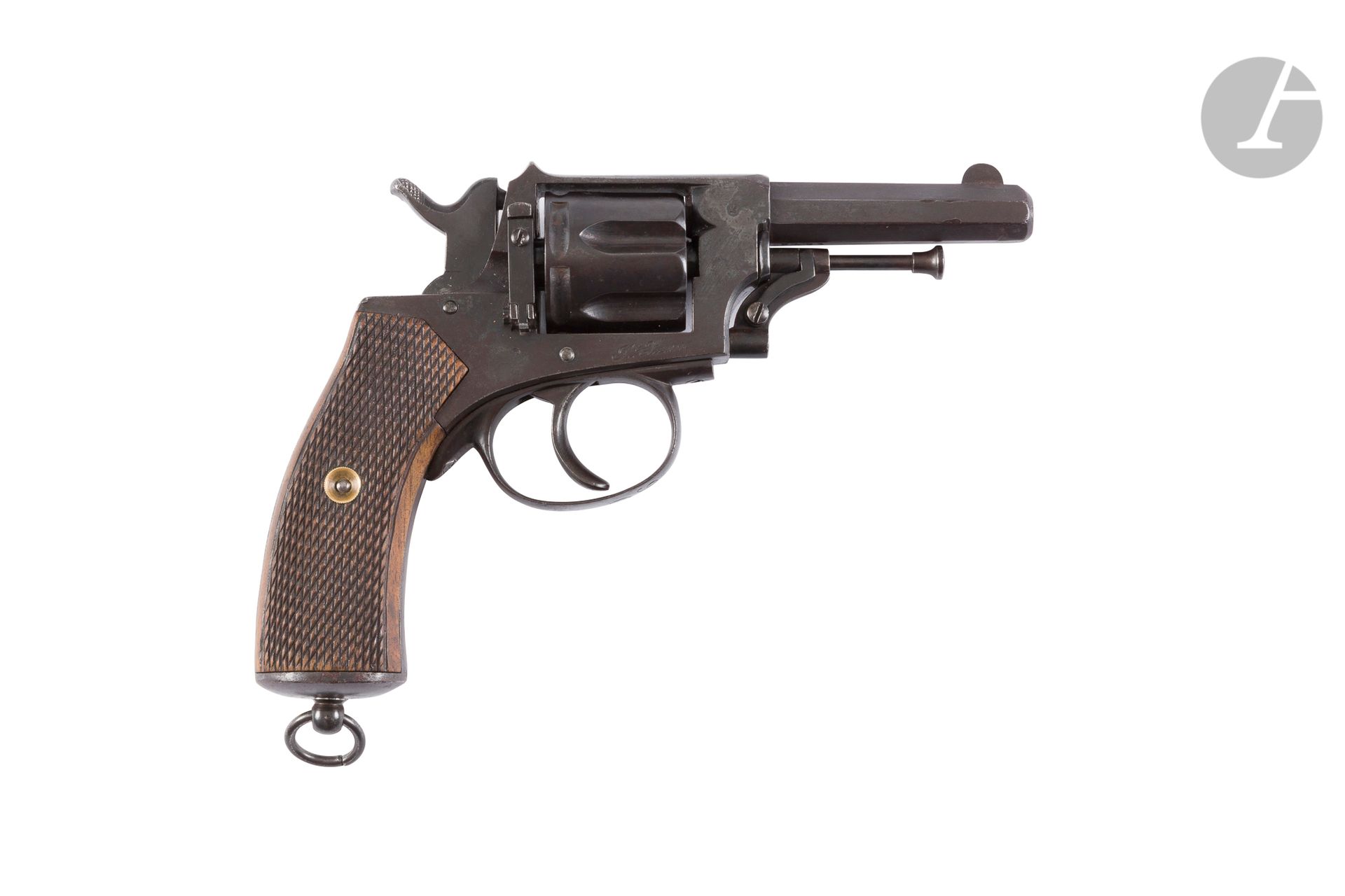 Revolver Municipal, six coups, calibre 8 mm.
Canon à pans, carcasse fermée frappée « P.GATIMET ARQSIER MARSEILLE » avec restes de poinçon d’armoiries de ville. Pontet marqué « 94C ». Plaquettes de crosse en noyer.
Finition rebronzée.
A.B.E. (Petites piqûres). Vers 1890.