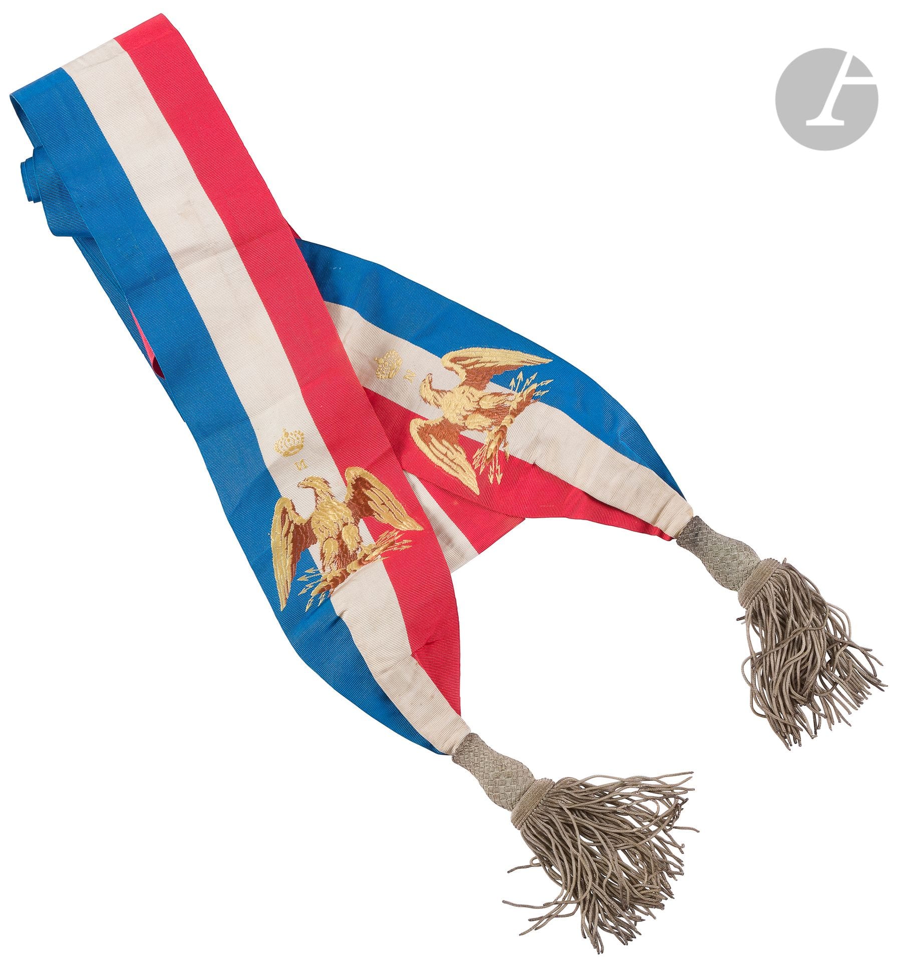 FRANCE
Grande écharpe de maire.
En moire tricolore à glands et franges en passementerie argentée.
Tissée aux deux extrémités d’un motif à l’aigle aux ailes éployées sous le chiffre « N » et la couronne impériale.
Longueur totale : 300 cm
B.E. Époque Second Empire.
