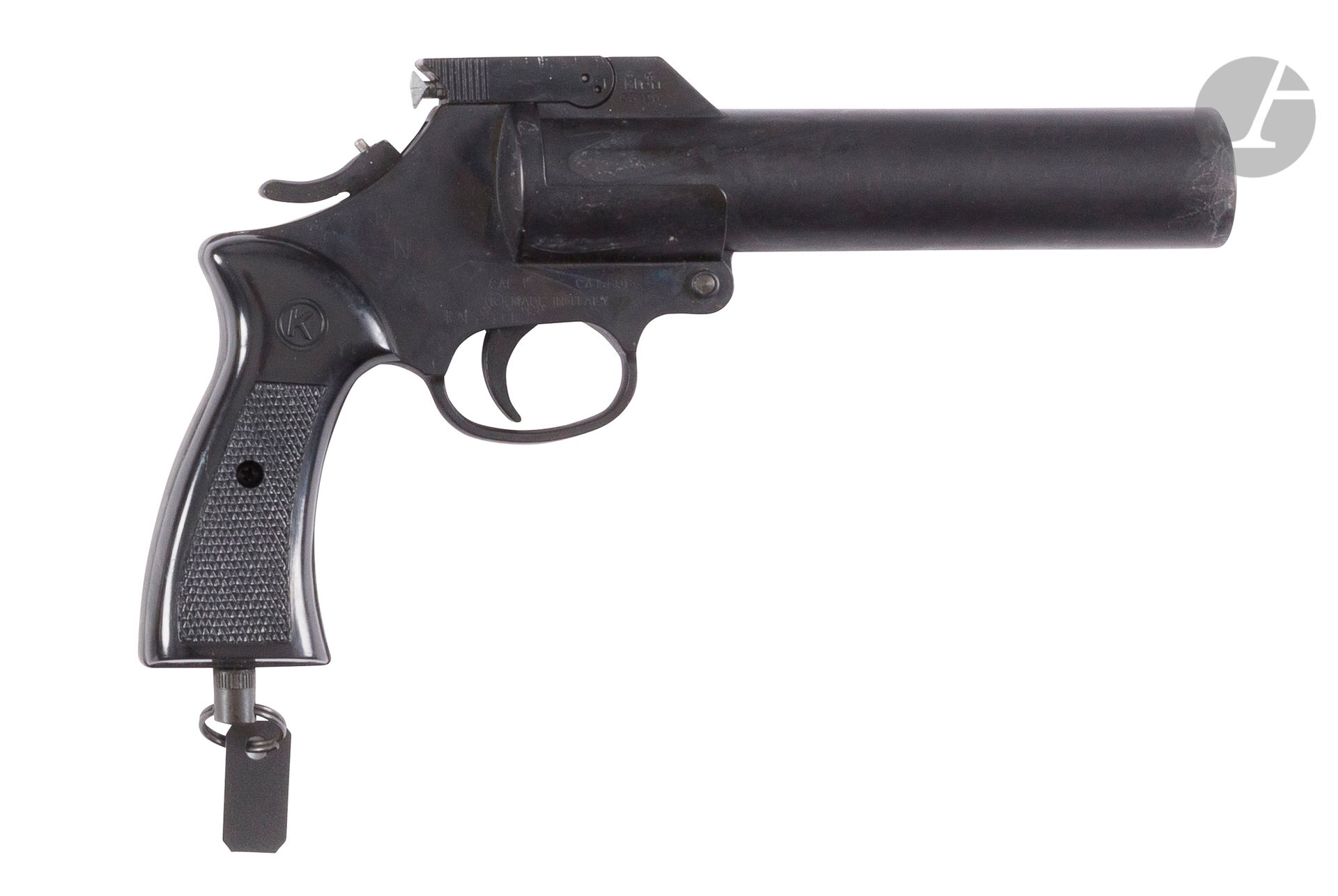 Italie.
Pistolet Kimar.
Pistolet signaleur italien de 25,4 mm
Carcasse et canon en zamak basculant vers le bas ; il est verrouille? par un étrier supérieur, plaquettes de crosse en plastique noir.
Avec une valise en matière plastique noire.
Fabrication Armi Kimar a? Brescia.
Longueur : 21,6 cm - Poids : 800 g
T.B.E