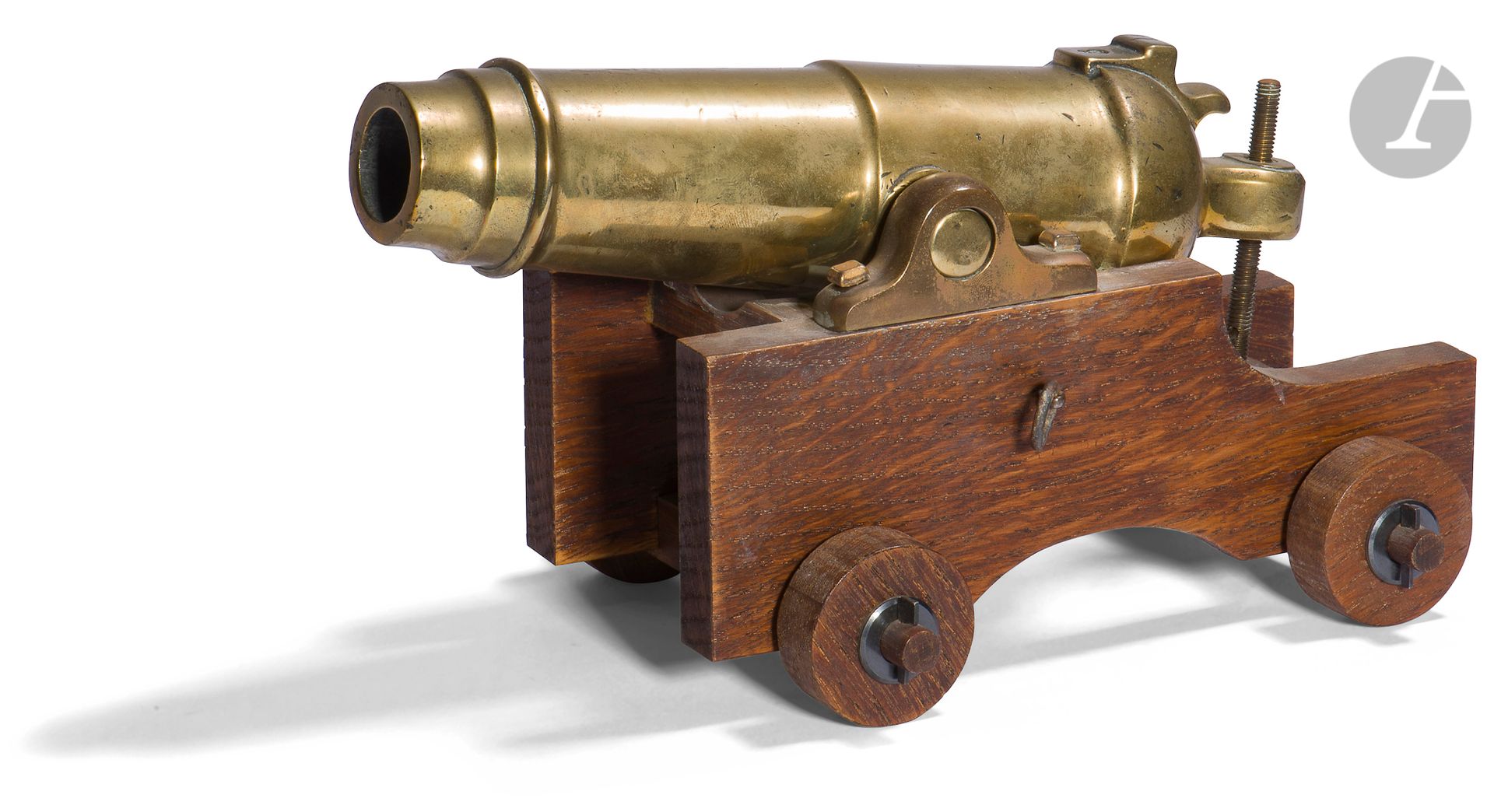 Petit canon de fête au modèle des canons de marine. Fort fût en bronze, avec lumière. Affût de marine à roues pleines, en bois, avec vis de pointage.
Diamètre intérieur : 22 mm - Longueur fût : 23,5 cm - Longueur totale : 27 cm - Hauteur : 14 cm
B.E. Fin du XIXe siècle.