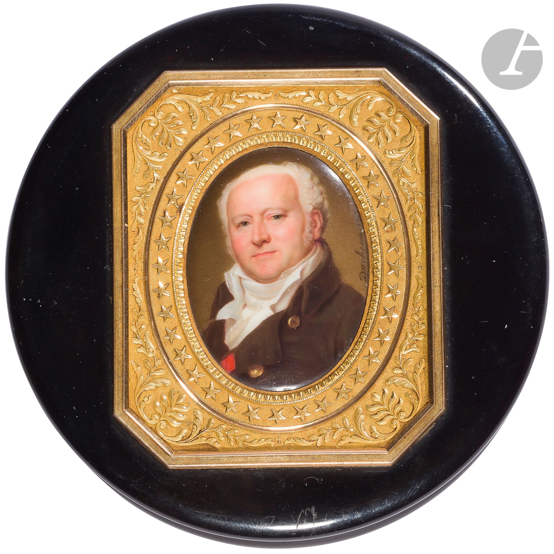 Jean Baptiste DUCHESNE « de GISORS » (1770-1856). École française.
Le Docteur Corvisart, médecin de l’Empereur Napoléon Ier en buste, portant la Légion d’honneur
Tabatière ronde en bois verni, orné sur le couvercle d’une miniature ovale sur émail, signée et datée 1813 à droite (petit cheveu sur l’émail), dans un entourage rectangulaire en or à décor de rinceaux feuillagés.
Intérieur en or poinçonné tête de lièvre et de poinçons étrangers.
Le revers de la miniature porte une plaque en laiton gravé « J.N CORVISART Mbre de l’institut Baron de l’Empire 1er Médecin de l’Empereur Napoléon Peint pour son Ami J.Isabey Ptre Par Duchesne d’après le Tableau de F Gérard en 1813. »
L’intérieur de la boîte porte un numéro d’inventaire : 91.
Miniature : 39 x 26 mm
Diamètre de la boîte : 80 mm - Poids brut : 98 g
B.E.

Œuvre en rapport :
Une miniature similaire datée 1809 est signalée dans le Schidlof, une autre datée 1819 est également référencée. Il semblerait qu’il s’agisse dans les deux cas de la même miniature, appartenant à la collection de Madame ROLLE. Cette dernière hérita de son amie Henriette Isabey-Wey (1837-1881), fille de l’artiste, une importante collection d’œuvres d’Isabey ; une partie fut léguée par Madame Rolle au Louvre en 1910.

 Historique :
Baron Jean Nicolas Corvisart (1755-1821) :
Clinicien remarquable, il fut nommé médecin de Napoléon, qui le fit baron en 1808. Il chercha à donner des bases scientifiques à la médecine clinique en la fondant sur l’anatomie pathologique. Il vulgarisa notamment la percussion comme méthode d’examen dans le diagnostic des maladies cardiaques et pulmonaires.
Corvisart et Isabey étaient des proches de l’Impératrice Marie Louise et de la Duchesse de Montebello.
« L’autre était M. Isabey. L’Impératrice était habituée aux leçons de cet habile et spirituel dessinateur. Elle le goûtait beaucoup et aimait son humeur enjouée. Il était d’ailleurs l’ami de Corvisart, et protégé par la duc