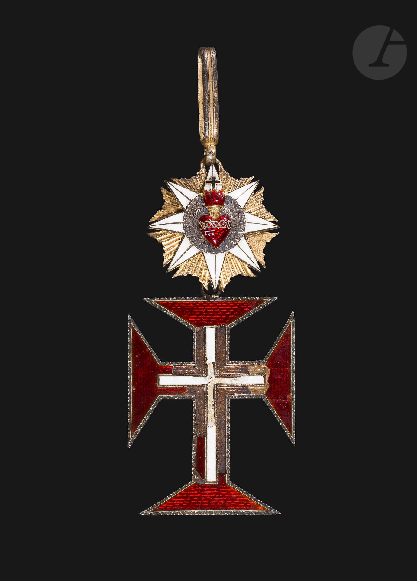 SOUVENIRS D’UN OFFICIER SUPÉRIEUR PORTUGAIS
PORTUGAL
ORDRE DU CHRIST
Ensemble de grand-croix comprenant :
- Bijou en vermeil, argent et émail (éclats et manques). Le sacré cœur rayonnant monté à crochet. Poinçon tête de sanglier.
102 x 48 mm - Poids brut : 48 g
- Plaque en argent travaillé à pointe de diamant, repercé (coup et manques à deux pointes). Centre en or émaillé et argent. Poinçon tête de sanglier.
82 x 72 mm - Poids brut : 31,9 g
B.

Cet ensemble, de même provenance que les lots 47 et 48, est représenté sur le portrait de l’officier portugais (lot 47).