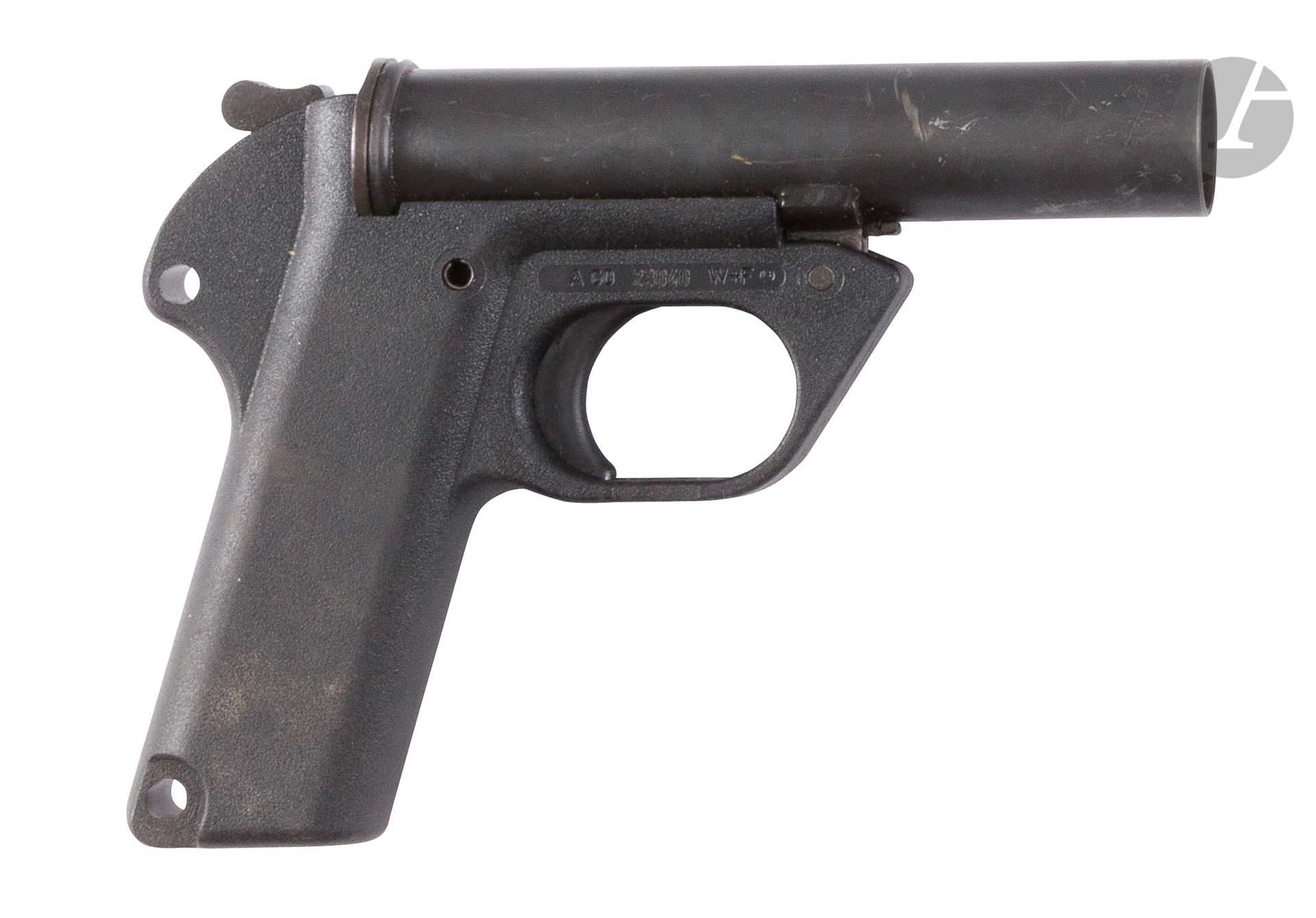 Suisse.
Heckler & Koch P 2 A1.
Pistolet signaleur de 26,5 mm d’origine allemande. Carcasse en polymère, canon tubulaire matricé basculant vers le bas, se verrouillant par un levier placé à gauche du chien.
Fabrication de la Fabrique Fédérale d’Armes de Berne pour l’Armée suisse (Rak Pist 78).
Longueur : 200 mm - Poids : 520 g
T.B.E.