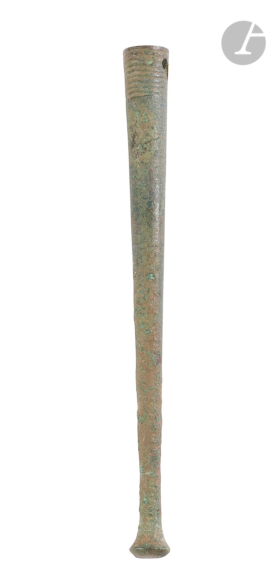 Talon de lance.
En bronze à patine verte.
Fouille. Luristan fin du IIe, début du Ier millénaire avant J.C.
Hauteur : 23 cm