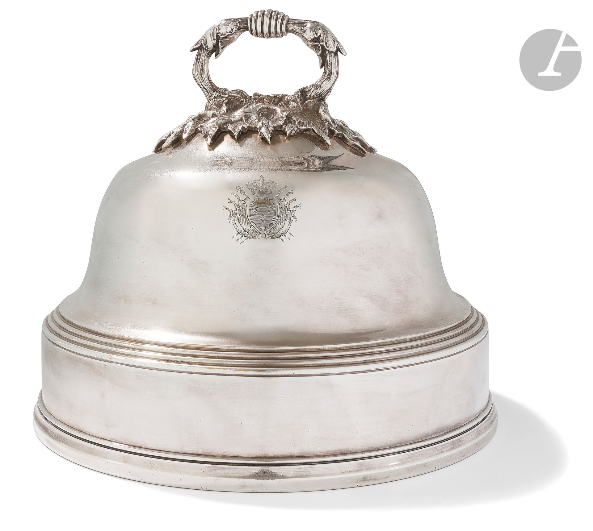 Grande cloche de service aux armes de la famille d’Orléans.
En laiton argenté. Prise et embase à décor de feuillages. Gravée sur le corps des armes de la famille d’Orléans sous couronne royale fleurdelisée, sceptre fleurdelisé, main de justice et faisceau de drapeaux au coq.
Poinçons de la Maison Christofle.
Hauteur : 27 cm - Diamètre : 28 cm
B.E. Époque Monarchie de Juillet. Provient du service du Château d’Eu.