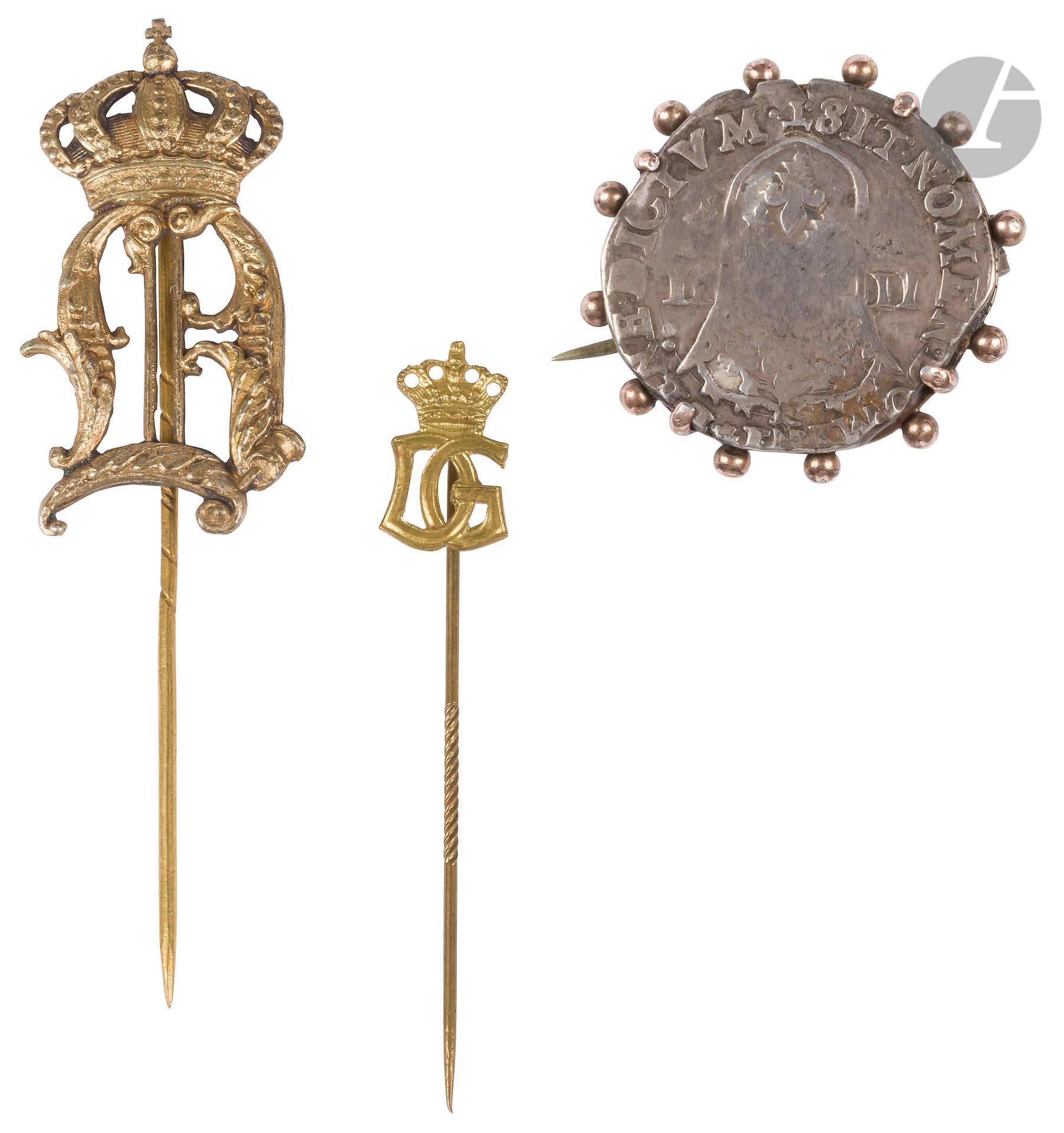 Deux souvenirs de la famille royale danoise :
- Broche en argent ornée d’une pièce médiévale. Vient de la Princesse Margherata.
- Épingle de cravate en laiton doré. Au chiffre DG sous couronne royale.
On y joint une épingle de cravate au chiffre sous couronne royale (bavaroise).
