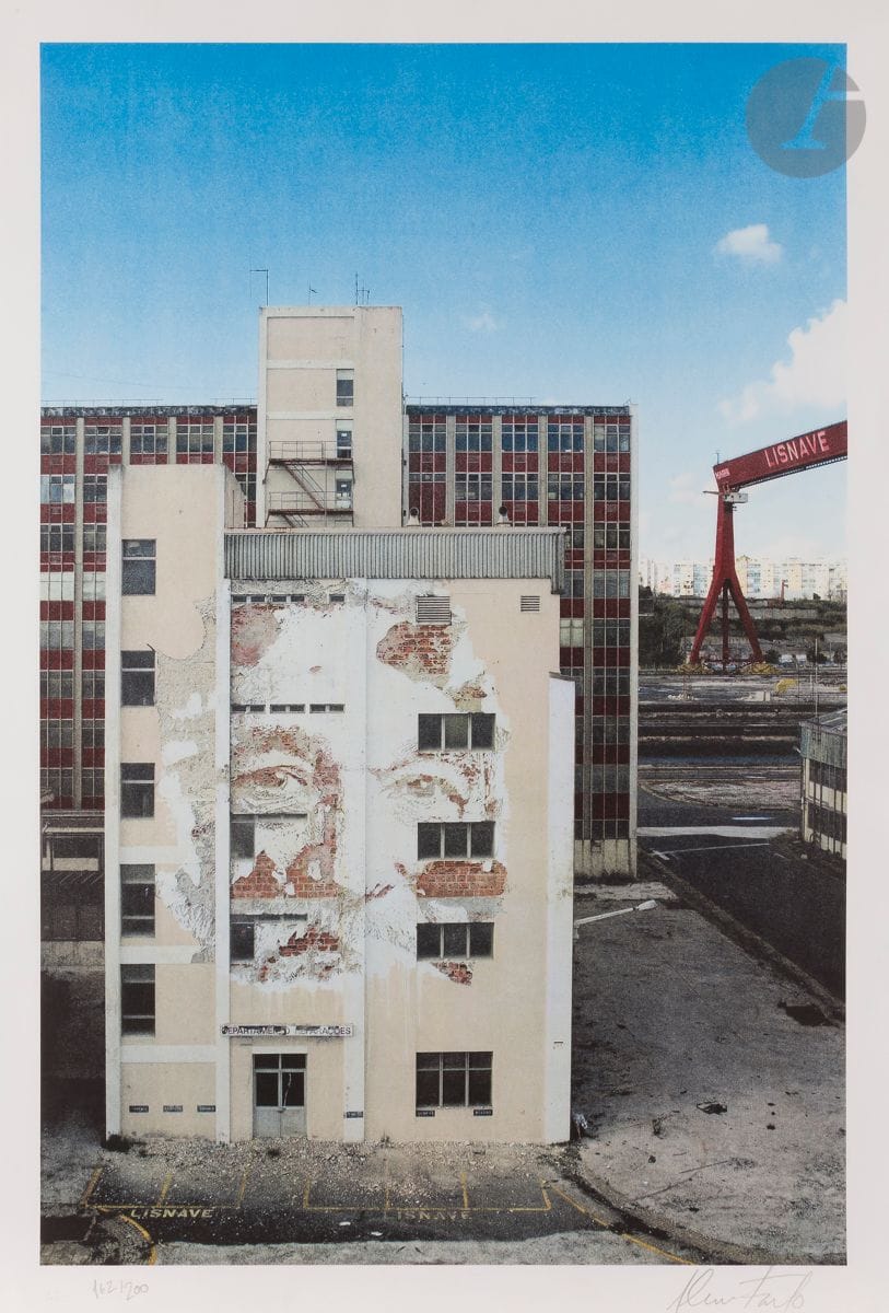 Vhils (Alexandre Farto, dit) (portugais, né en 1987)
Scratching the Surface. 2014.
Lithographie en couleurs. 
Très belle épreuve sur vélin, numérotée et signée au crayon. Tirage à 200 épreuves. Toutes marges. Timbre sec : Idem Paris. 
88 x 61 cm.