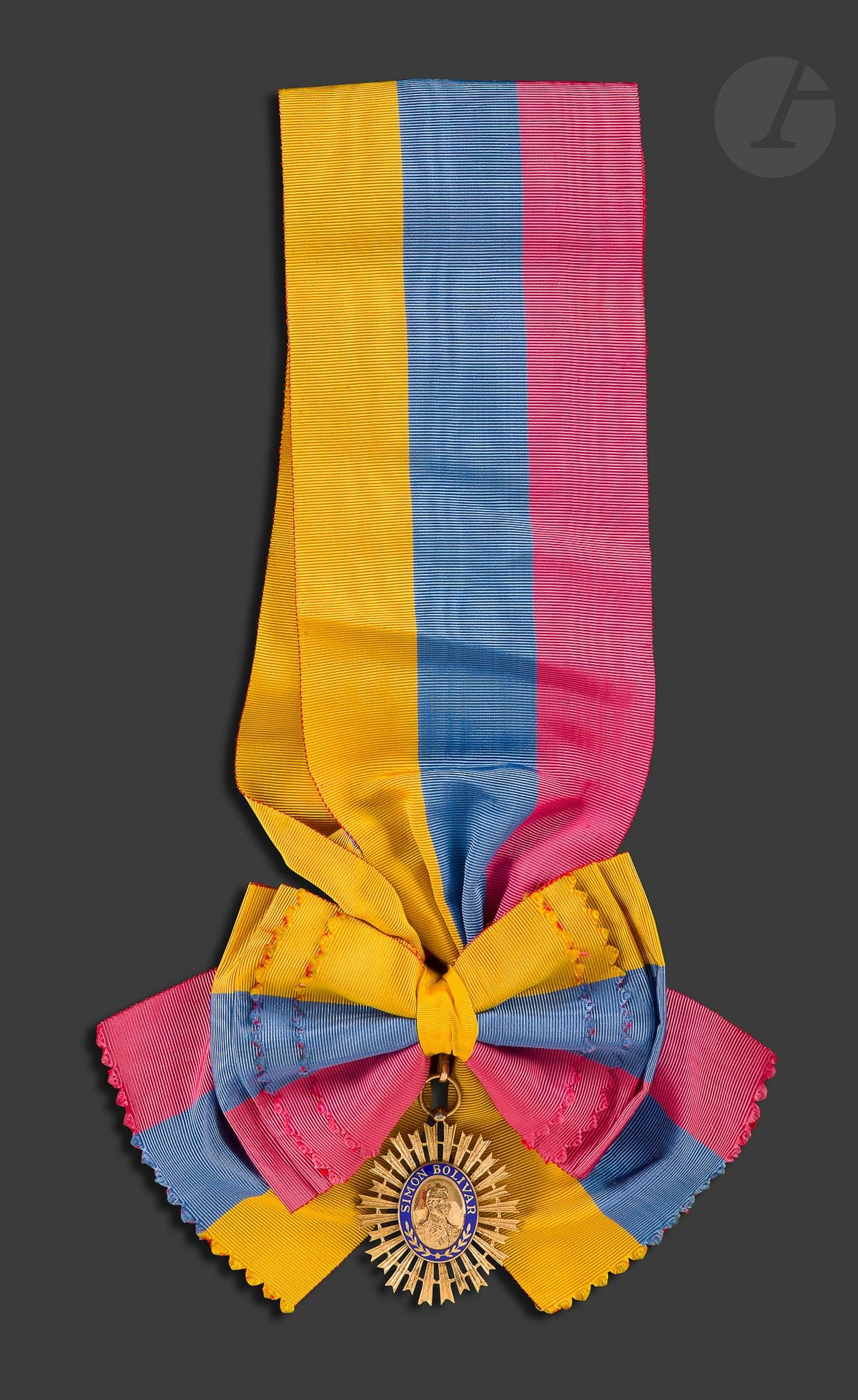 VENEZUELAORDER OF
THE LIBERATOR SIMON BOLIVARGOLD
bronze and enamel large cross
jewel.
With its scarf. 
58 x 48 mm 
SUP

. 
 
In its case (the plate is missing) from the House of Meyer in New York, stamped on the lid of the large arms of Venezuela and "ORDEN DEL LIBERTADOR".



