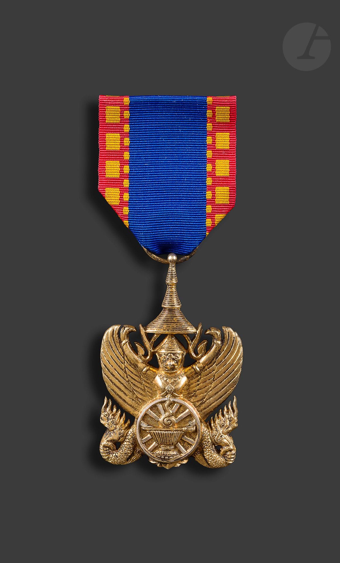CAMBODGE 
ORDRE DU MÉRITE MILITAIRE SENA JAYASEDDH 
Insigne en vermeil. Poinçon tête de sanglier sur l’anneau. Ruban. 
60 x 38 mm - Poids brut : 51 g
SUP.