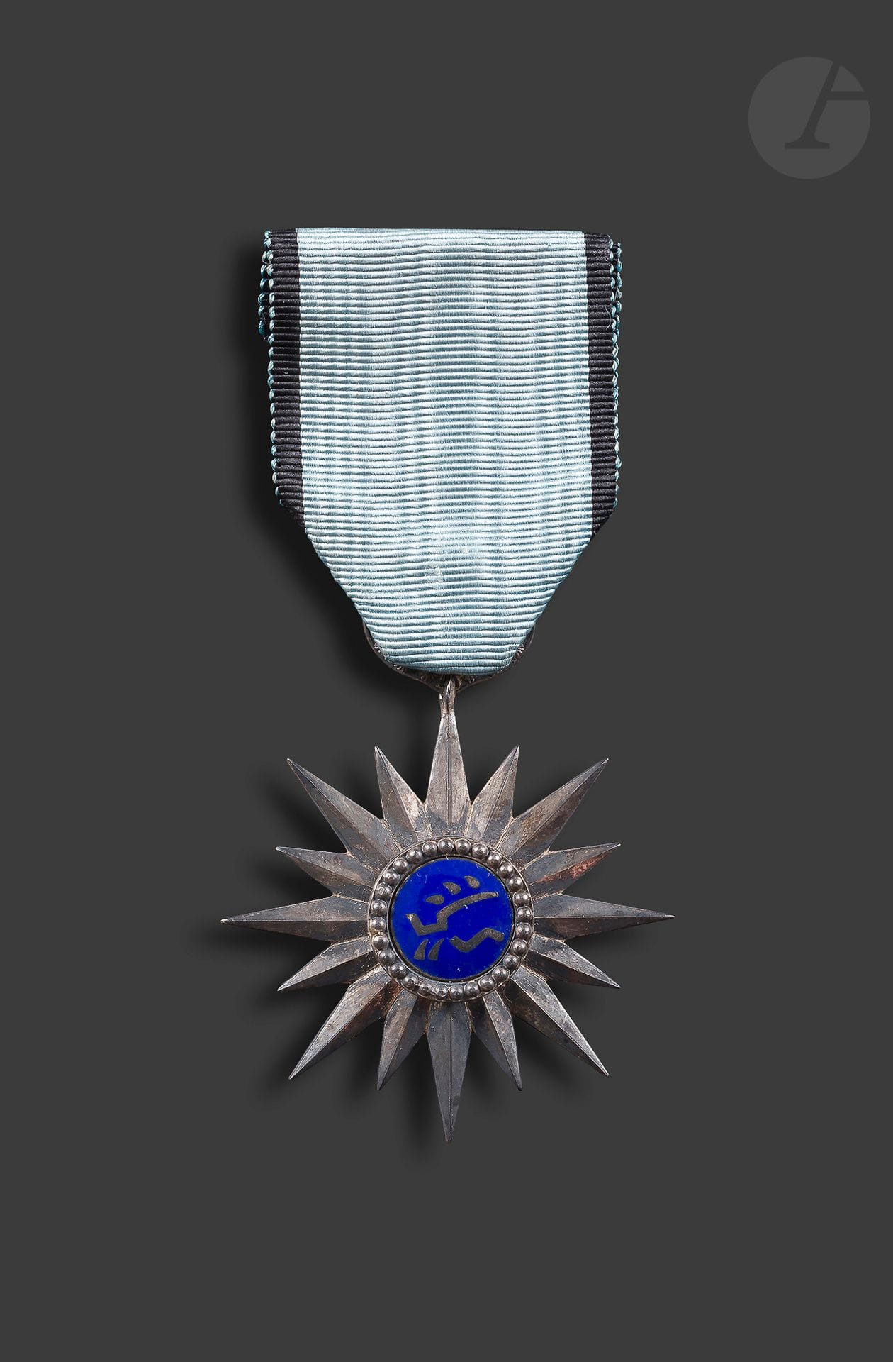 FÉDÉRATION TAI 
ORDRE DU MÉRITE MILITAIRE
Étoile en bronze argenté et émail. Ruban 
49 mm 
SUP.