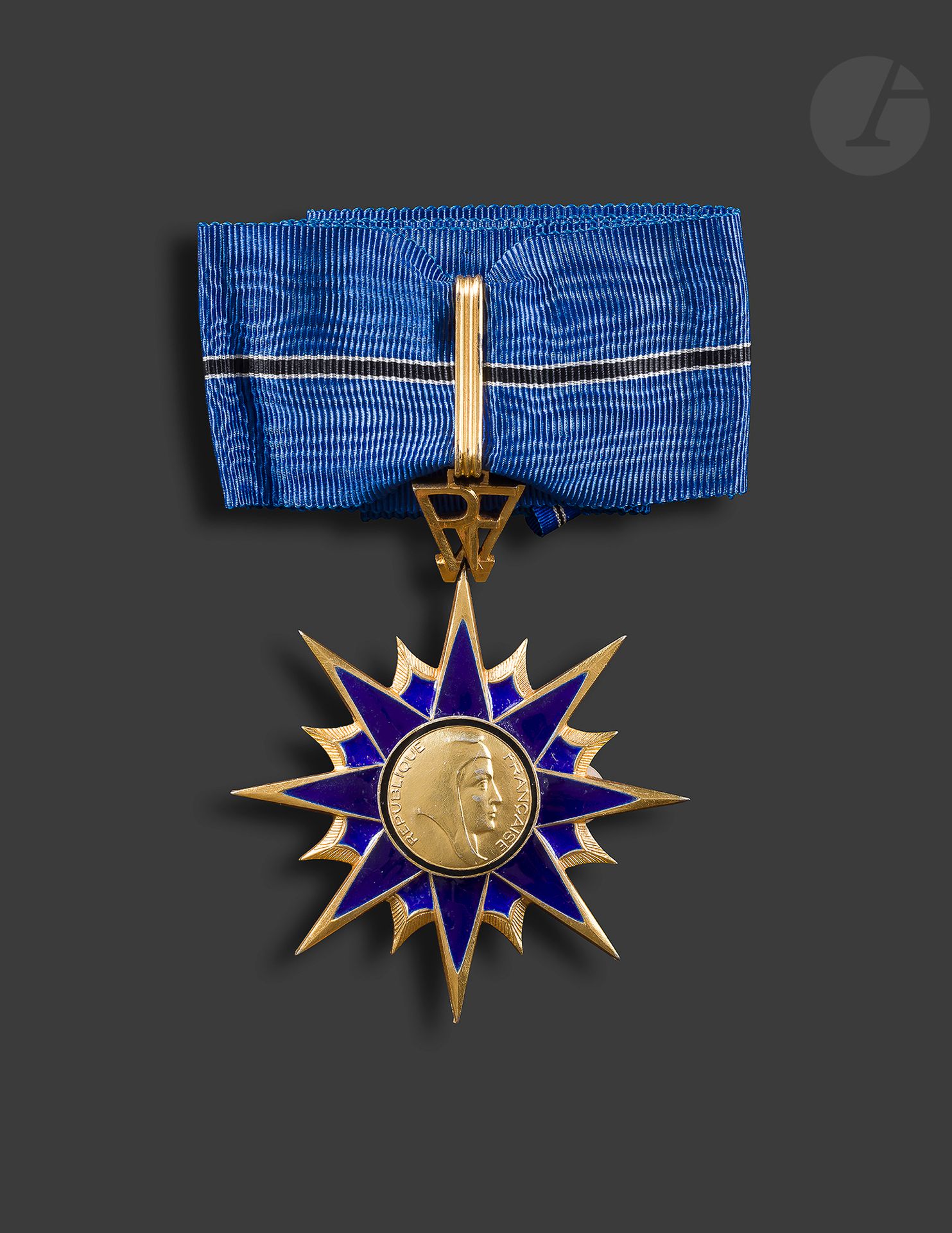 FRANCE 
ORDRE DU MÉRITE CIVIL DU MINISTÈRE DE L’INTÉRIEUR
Étoile de commandeur en vermeil et émail (petits défauts de cuisson). Cravate. Poinçon de la Monnaie de Paris. 
76 x 60 mm - Poids brut : 51 g
T.T.B. à SUP.