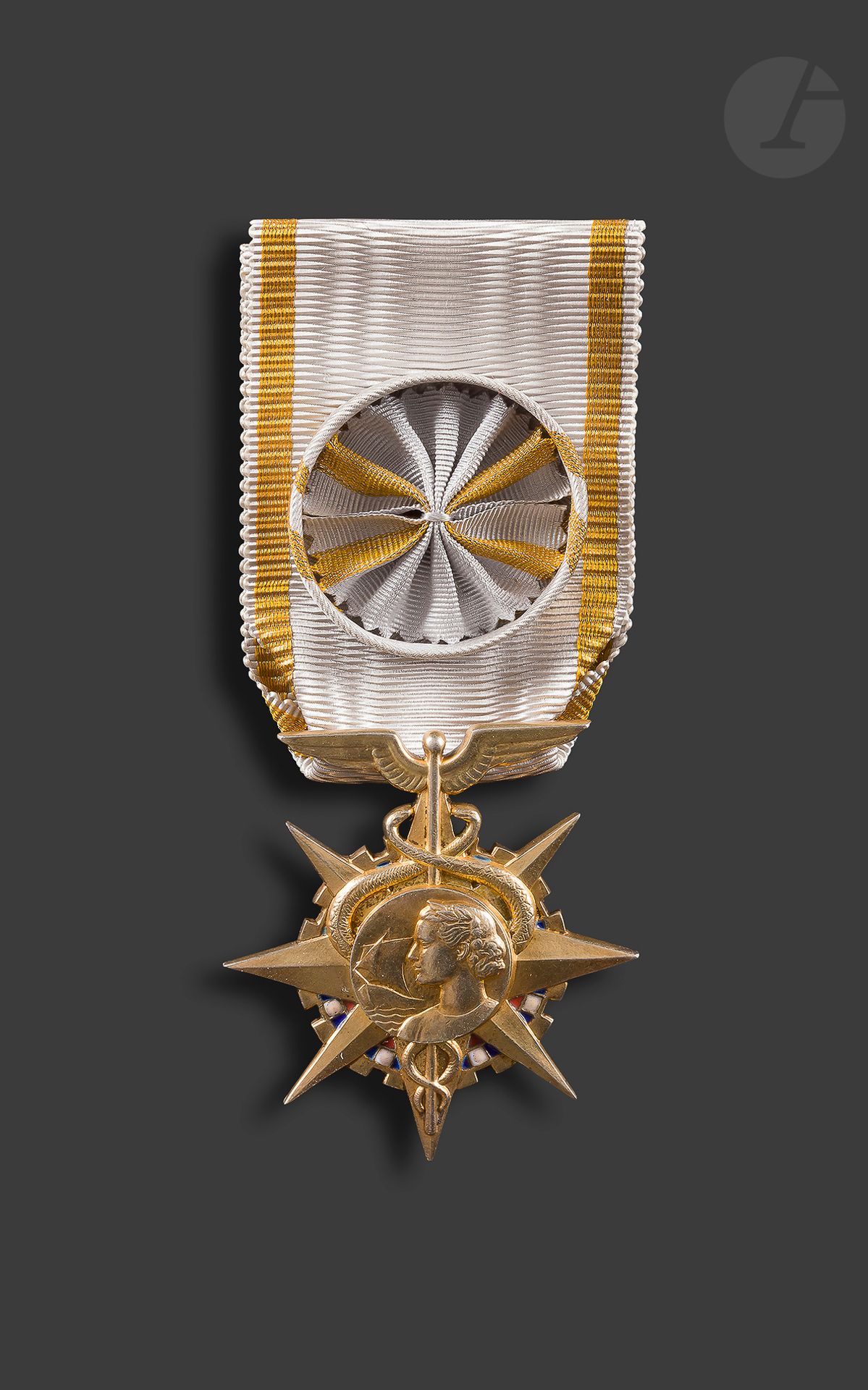 FRANCE
ORDRE DU MÉRITE COMMERCIAL
Étoile d’officier du 1er type (avant 1961). 
En vermeil et émail. Ruban à rosette galons brodés dorés. Poinçon de la Monnaie de Paris. 
45 x 40 mm - Poids brut : 24 g
T.T.B. à SUP.