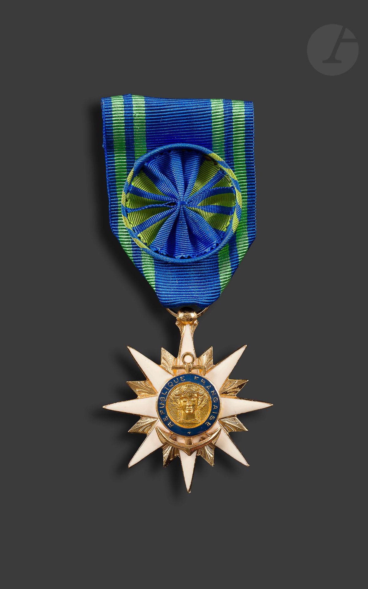 FRANCE 
ORDRE DU MÉRITE MARITIME 
Étoile d’officier en bronze doré et émail. Ruban à rosette. 
46 x 43 mm
Dans sa boîte « Au duc de Chartres ». 
SUP.