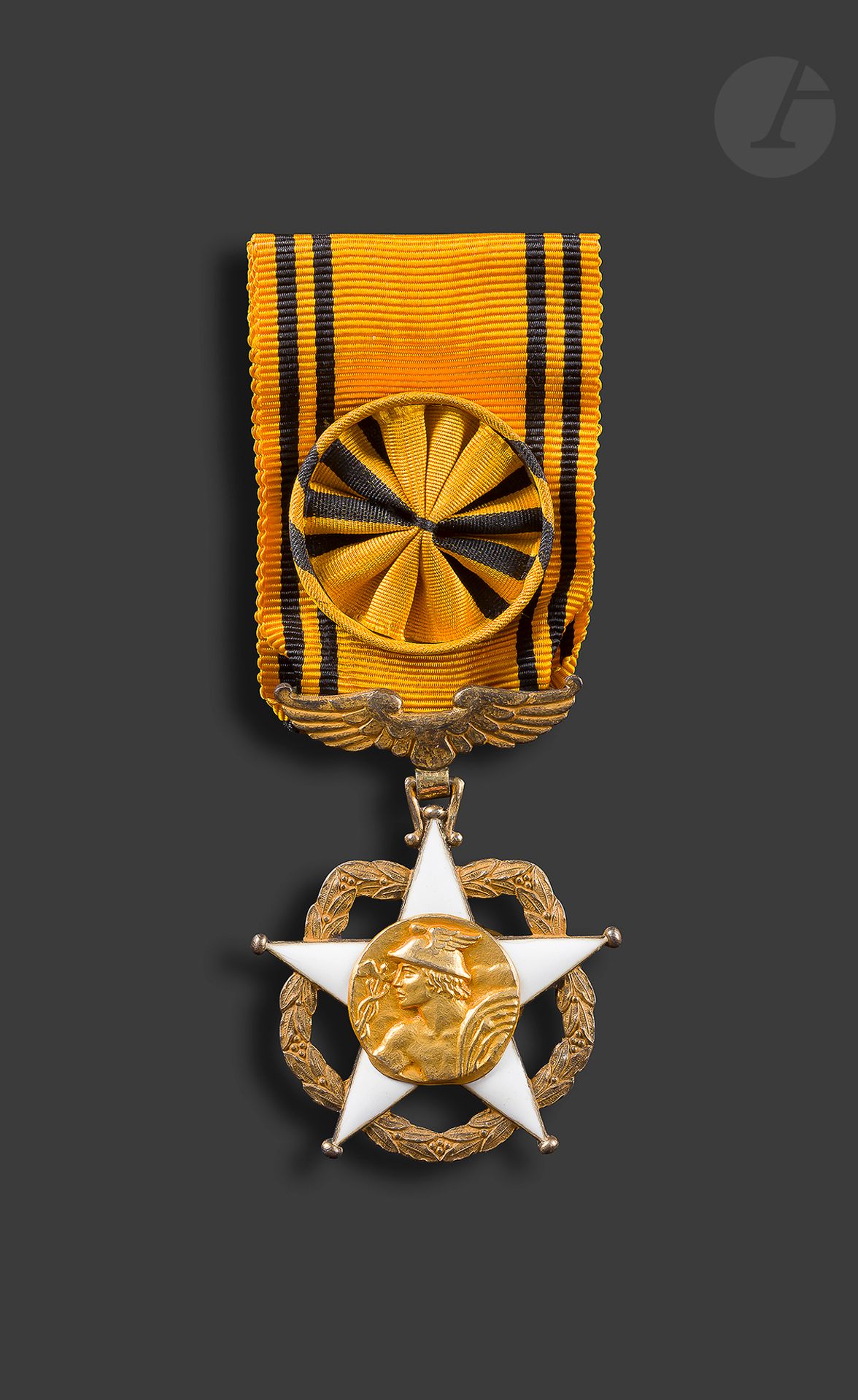 FRANCE 
ORDRE DU MÉRITE POSTAL
Étoile d’officier en vermeil et émail. Ruban à rosette. Poinçon tête de sanglier et d’orfèvre Arthus Bertrand. 
51 x 41 mm - Poids brut : 26 g 
SUP.