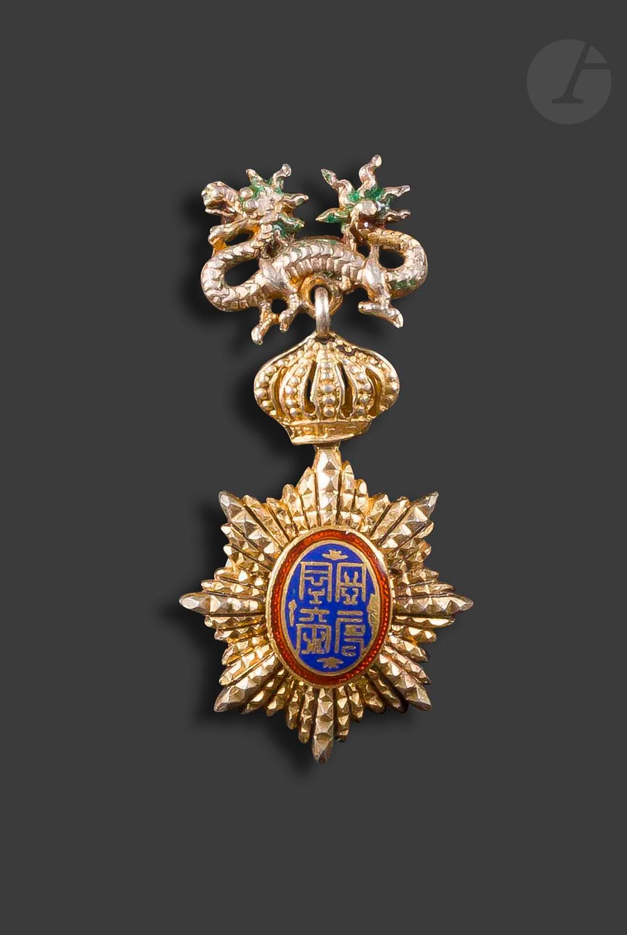 ANNAM 
ORDRE DU DRAGON D’ANNAM 
Miniature d’officier. 
En vermeil et émail (petit défaut au centre).
28 x 18 mm - Poids brut : 2,2 g
T.T.B.