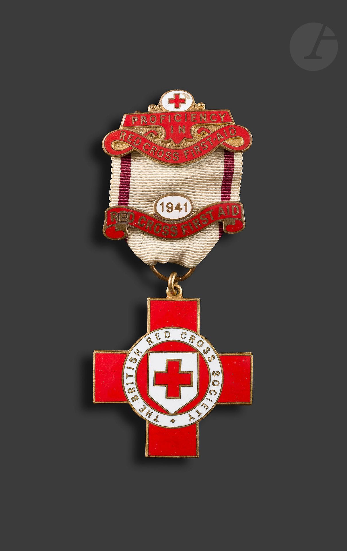 GRANDE-BRETAGNE 
Médaille de la BRITSH RED CROSS SOCIETY. 
En laiton doré et émail. Attribuée au revers « O7786 C.B. EDWARDS » 
Ruban à deux agrafes émaillées, une datée 1941. 
On y joint une interalliée belge.