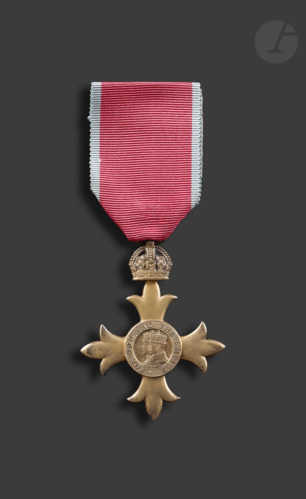 GRANDE-BRETAGNE 
ORDRE DE l’EMPIRE BRITANNIQUE 
Croix d’officier (OBE). En vermeil. Ruban civil du 2e type, avec un 2e ruban. 
Dans son écrin Royal Mint. 
62 x 46 mm - Poids brut : 21 g
SUP.