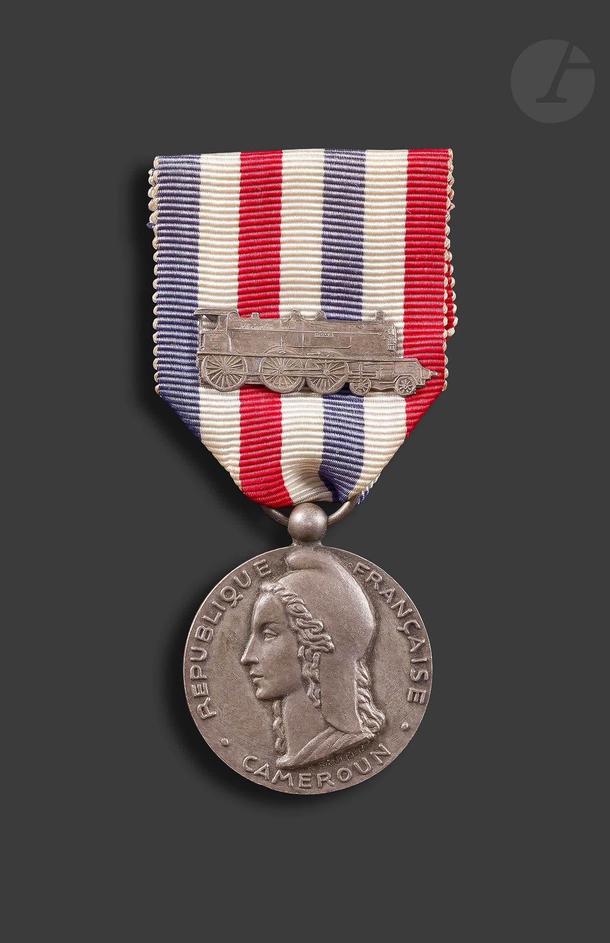 
FRANCERailways
Medal of
Honour for Cameroon. 
In silver bronze. Artus Bertrand hallmark. 
31 mm. Ribbon with locomotive motif. 
SUP.



