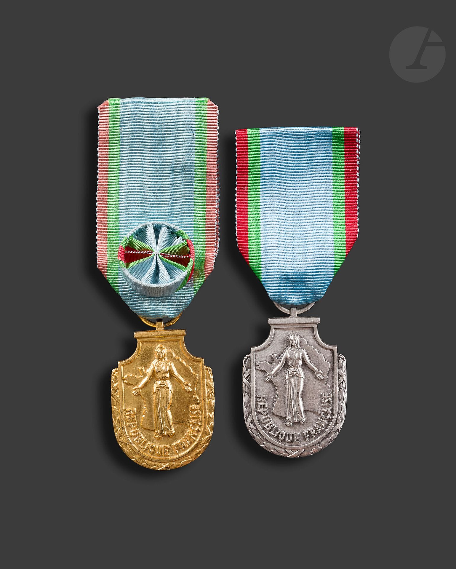 FRANCE 
ORDRE DU MÉRITE TOURISTIQUE 
Deux décorations : 
- insigne d’officier en vermeil. Ruban à rosette. Poinçon de la Monnaie de Paris. 
45 x 31 mm - Poids net : 41 g
- insigne de chevalier en bronze argenté. Ruban. Poinçon de la Monnaie de Paris.
45 x 31 mm
SUP.