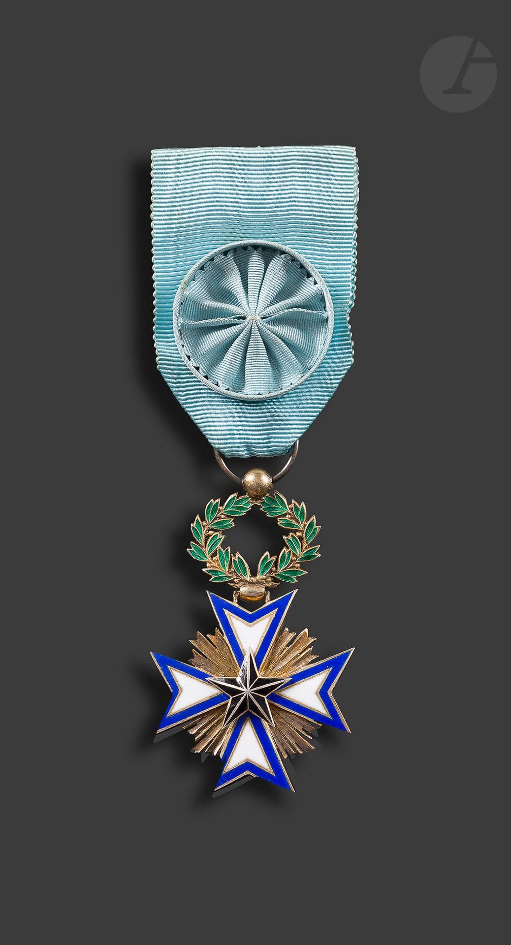 BENIN
ORDRE DE L’ÉTOILE NOIRE
Étoile d’officier en vermeil et émail. Ruban à rosette. 
Poinçon tête de sanglier. 
60 x 41 mm - Poids brut : 21 g
T.T.B.