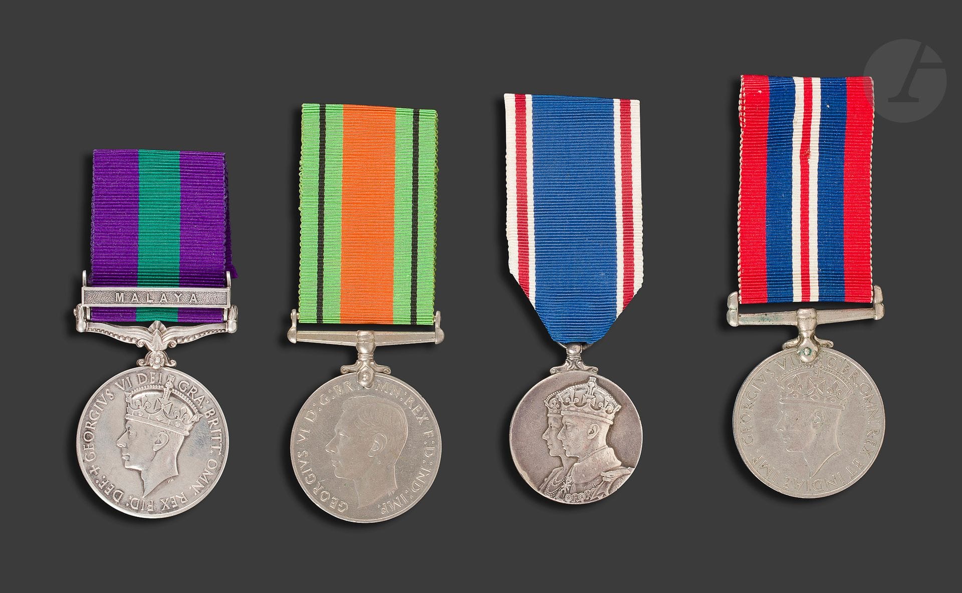 GEORGES VI 
Quatre médailles : 
- THE DEFENCE MEDAL 
- 1939-1945 MEDAL. Attribuée « 179726 V.OFFRINGA ». 
- GENERAL SERVICE MEDAL. Agrafe « MALAYA ». En argent. Attribuée « 21145896 SIGMN PREMBAHADUR ALLER SIOS OUR ». Poids brut : 32 g
- CORONATION MEDAL. 
Rubans. 
T.T.B. à SUP.