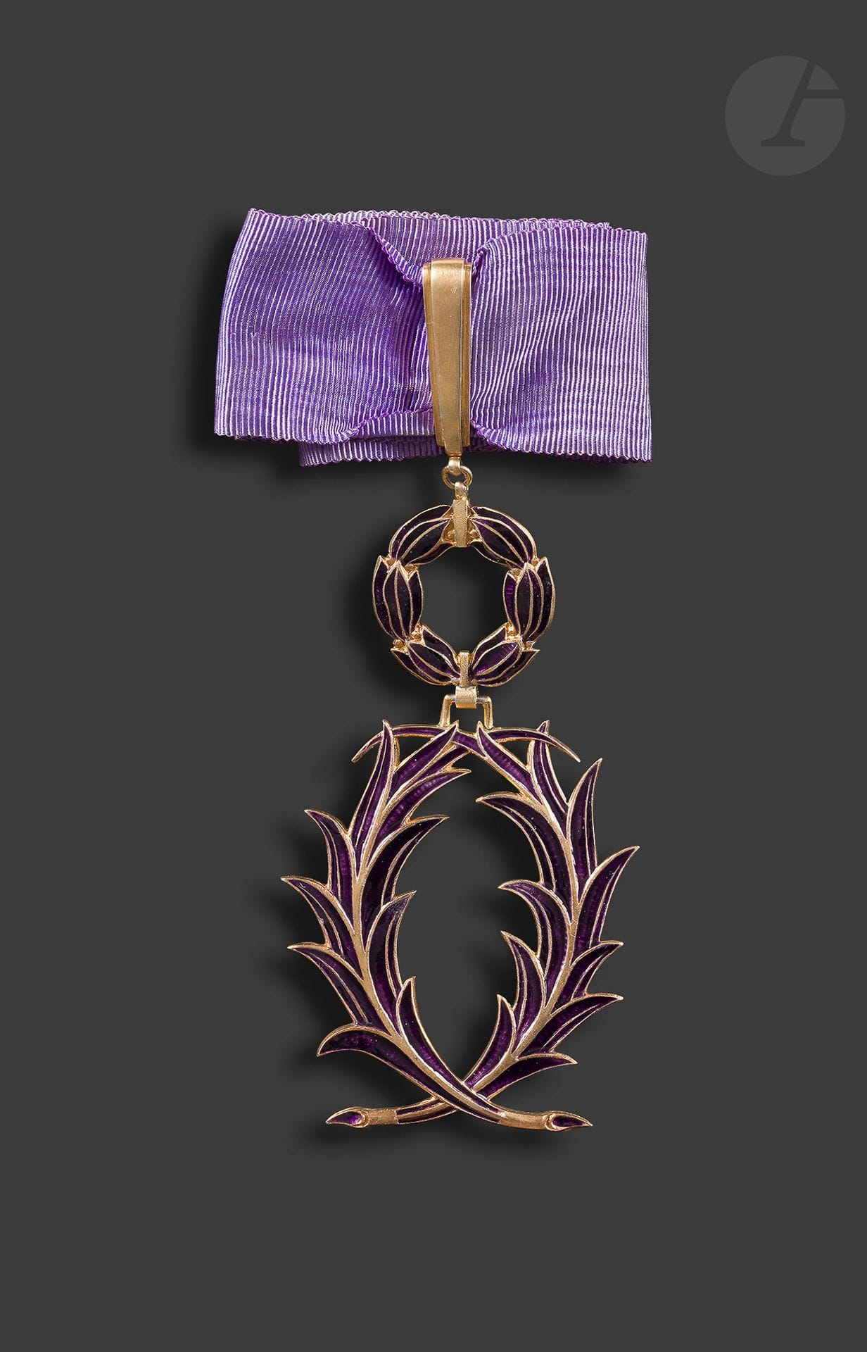FRANCE 
ORDER OF ACADEMIC PALMS 
Commander's insignia, in vermeil and enamel. Tie (slightly insolated). Hallmark of the Monnaie de Paris. 
93 x 48 mm - Gross weight : 47 gT
. 

T.B. to SUP



.