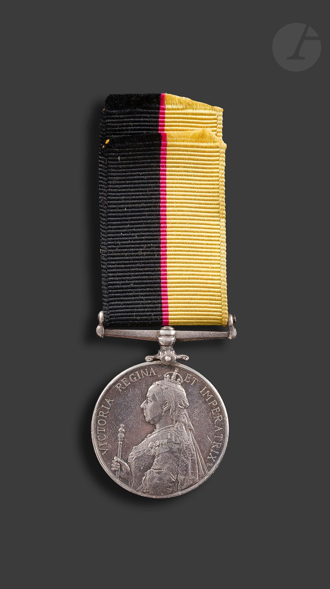 GRANDE BRETAGNE
QUEEN’S SUDAN MEDAL (1896-1898)
En argent. Ruban. Attribution « 5306 J. KENNEDY SEAFORTH HDRS »
36 mm - Poids brut : 33 g
T.T.B. 

Il pourrait s’agir du soldat John KENNEDY du 78th foot, 2e Seaforth Highlanders.