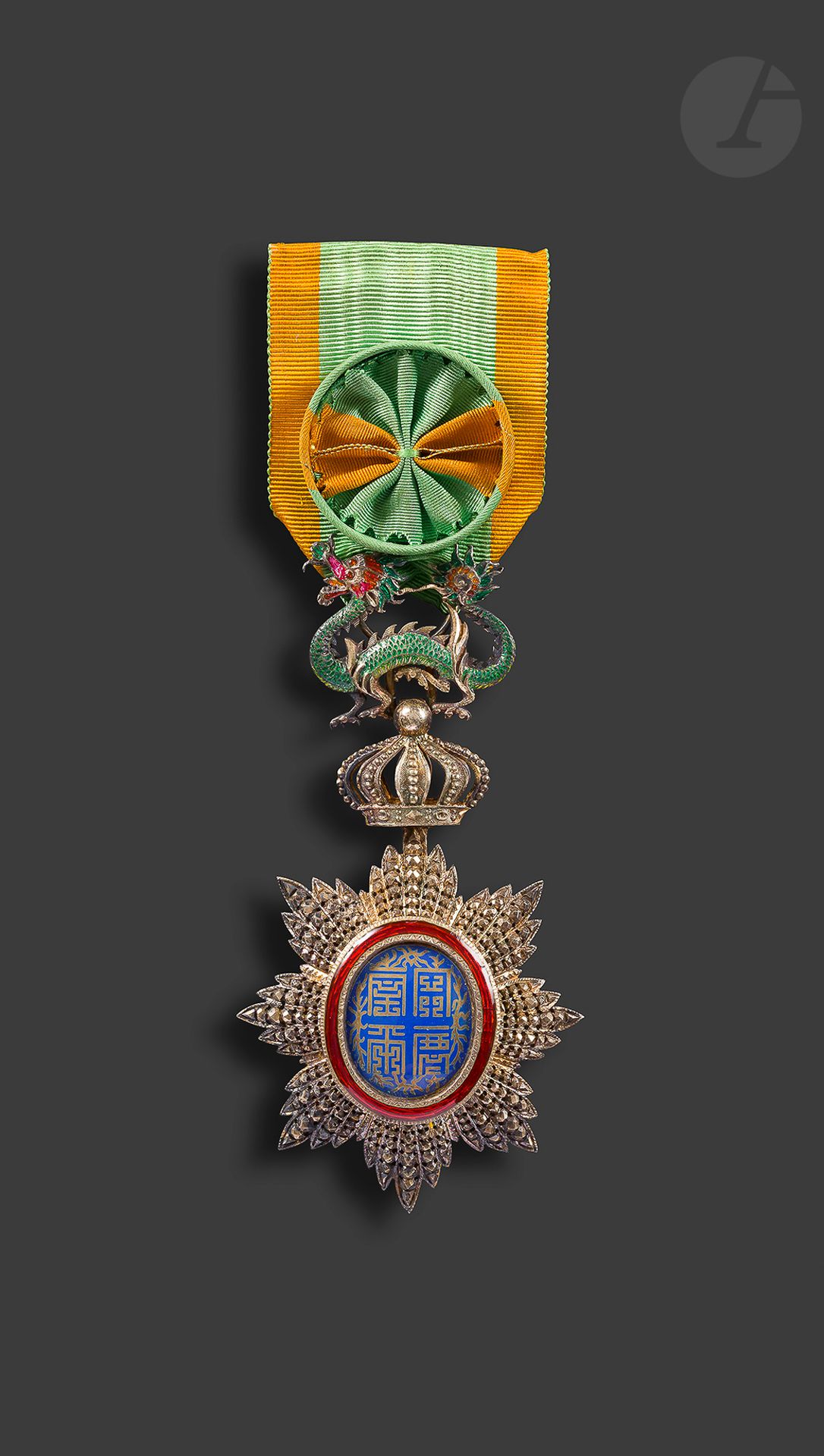 ANNAM 
ORDRE DU DRAGON D’ANNAM 
Étoile d’officier, en vermeil et émail. Centre émaillé. Ruban à rosette type civil. Poinçon tête de sanglier. 
89 x 47 mm - Poids brut : 31 g 
T.T.B.