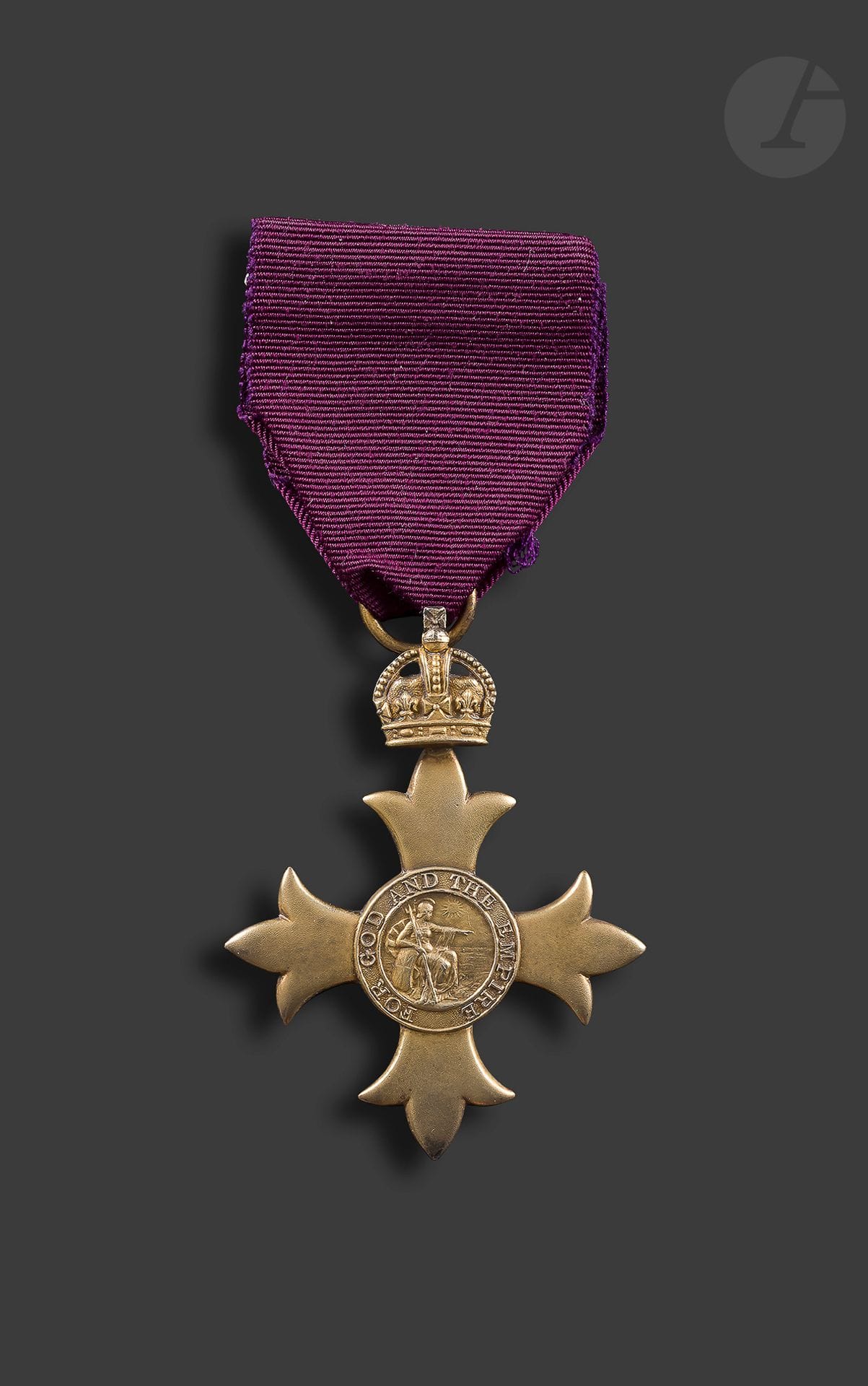 GRANDE-BRETAGNE 
ORDRE DE l’EMPIRE BRITANNIQUE 
Croix d’officier (OBE). En vermeil. Ruban civil du 1er type. 
Poinçons de titre londoniens (1918) et d’orfèvre Garrard. Dans son écrin de la Maison Garrard & Co LTD
64 x 50 mm - Poids brut : 23,4 g 
SUP.