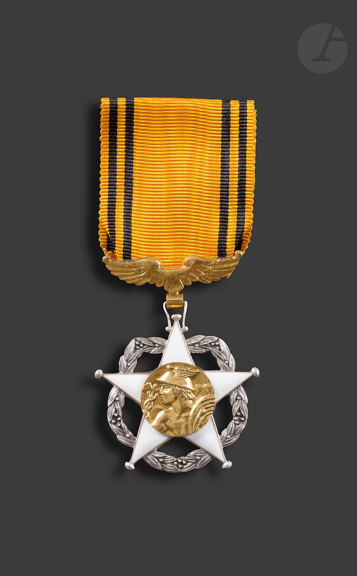 FRANCE 
ORDRE DU MÉRITE POSTAL
Étoile de chevalier en argent, vermeil et émail. Ruban. Poinçon de la Monnaie de Paris. 
53 x 41 mm - Poids brut : 23 g
SUP.