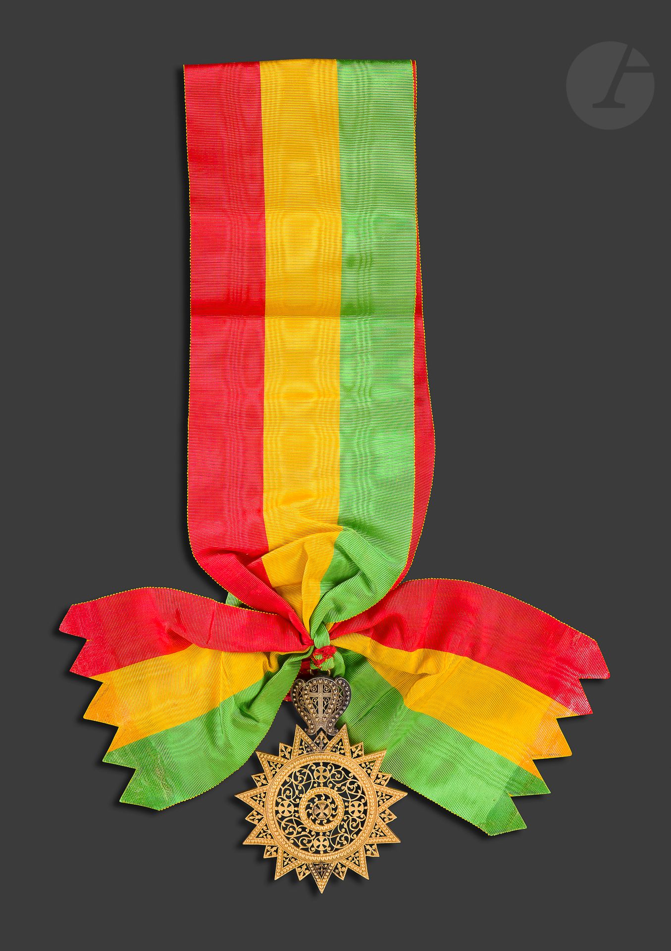 ÉTHIOPIE
ORDRE DE L’ÉTOILE D’ÉTHIOPIE
Bijou de grand-croix en bronze doré. Avec écharpe aux couleurs de l’ordre. 
102 x 79 mm
T.T.B.