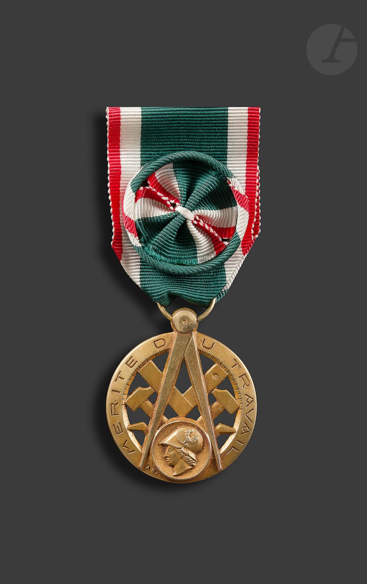 FRANCE 
ORDRE DU MÉRITE DU TRAVAIL 
Insigne d’officier en vermeil et émail. Ruban à rosette. Poinçon tête de sanglier. Fabrication Arthus Bertrand. 
41 x 36 mm - Poids brut : 35 g
SUP.