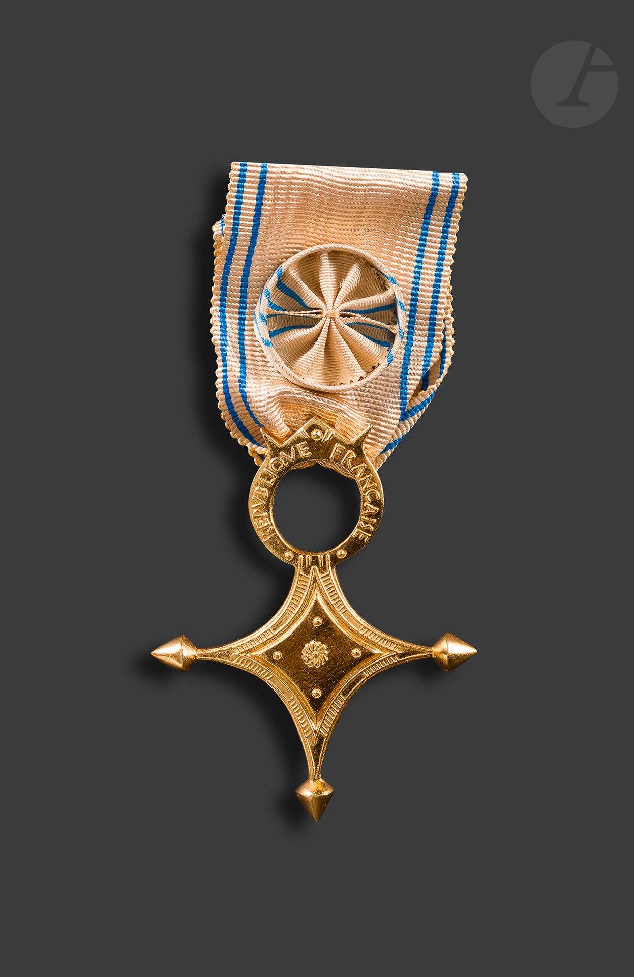 FRANCEORDRE
DU MÉRITE SAHARIEN 
Officer's Cross in vermeil. Rosette ribbon. Hallmark of the Monnaie de Paris. 
64 x 51 mm - Net weight: 20 gSUP
.



