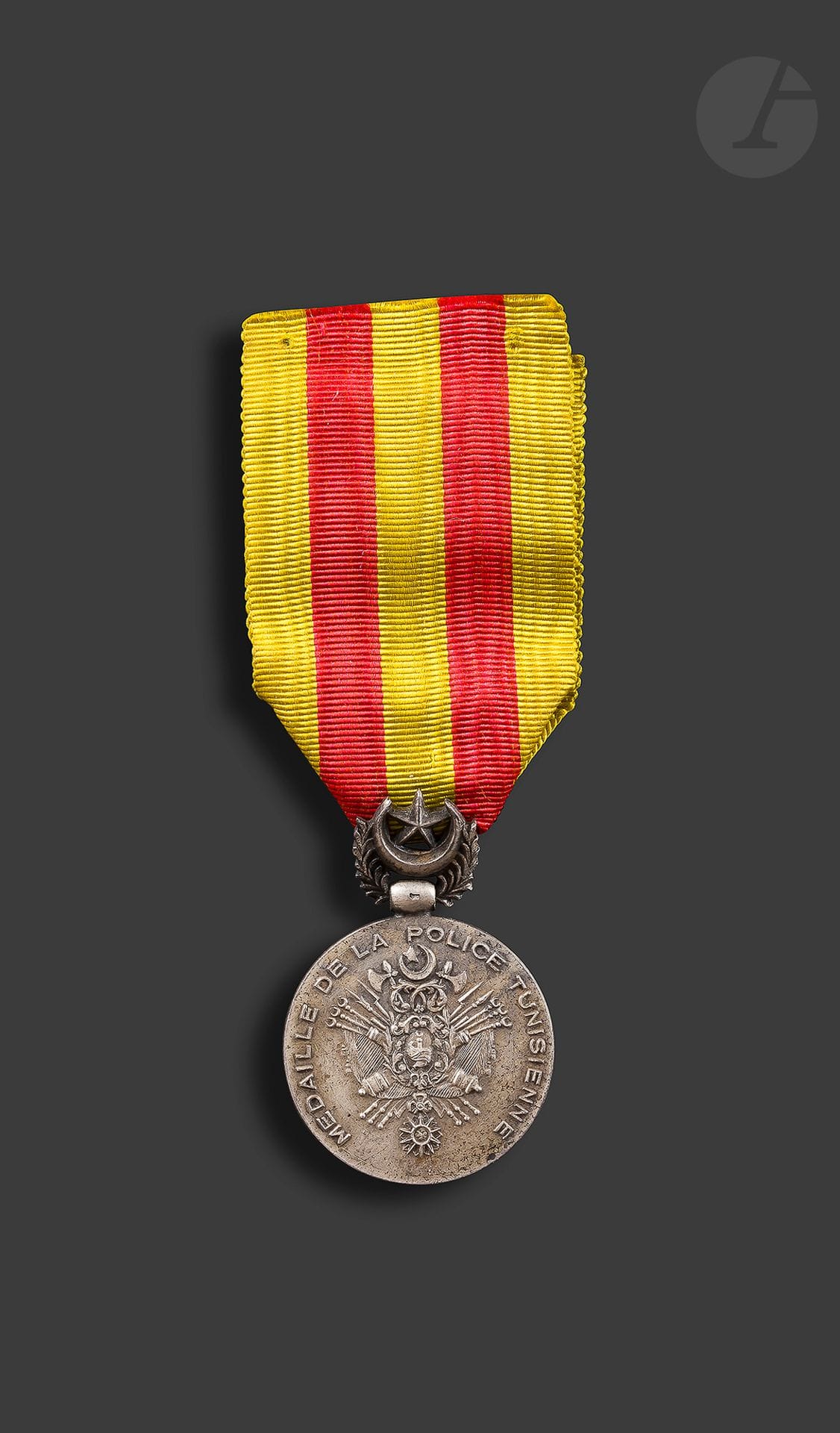 TUNISIE 
Médaille d’honneur de la Police Tunisienne. 
En argent. Bélière olive. Ruban. Poinçon tête de sanglier. .
37 x 25 mm – Poids brut :11 g
SUP.