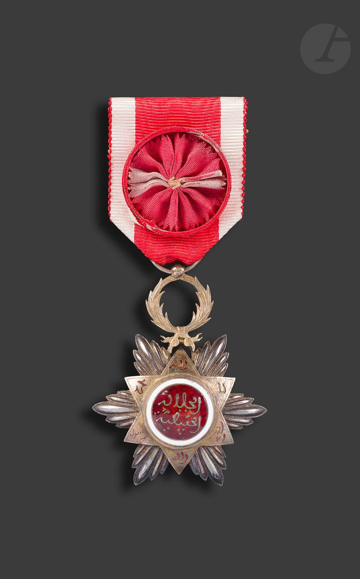 MAROC
ORDRE DU OUISSAM HAFIDIEN 
Étoile d’officier en argent, vermeil et émail (petits éclats). Ruban à rosette. Poinçon tête de sanglier et d’orfèvre Arthus Bertrand. Avec une boîte. 
65 x 47 mm - Poids brut : 24 g
T.B. à T.T.B.