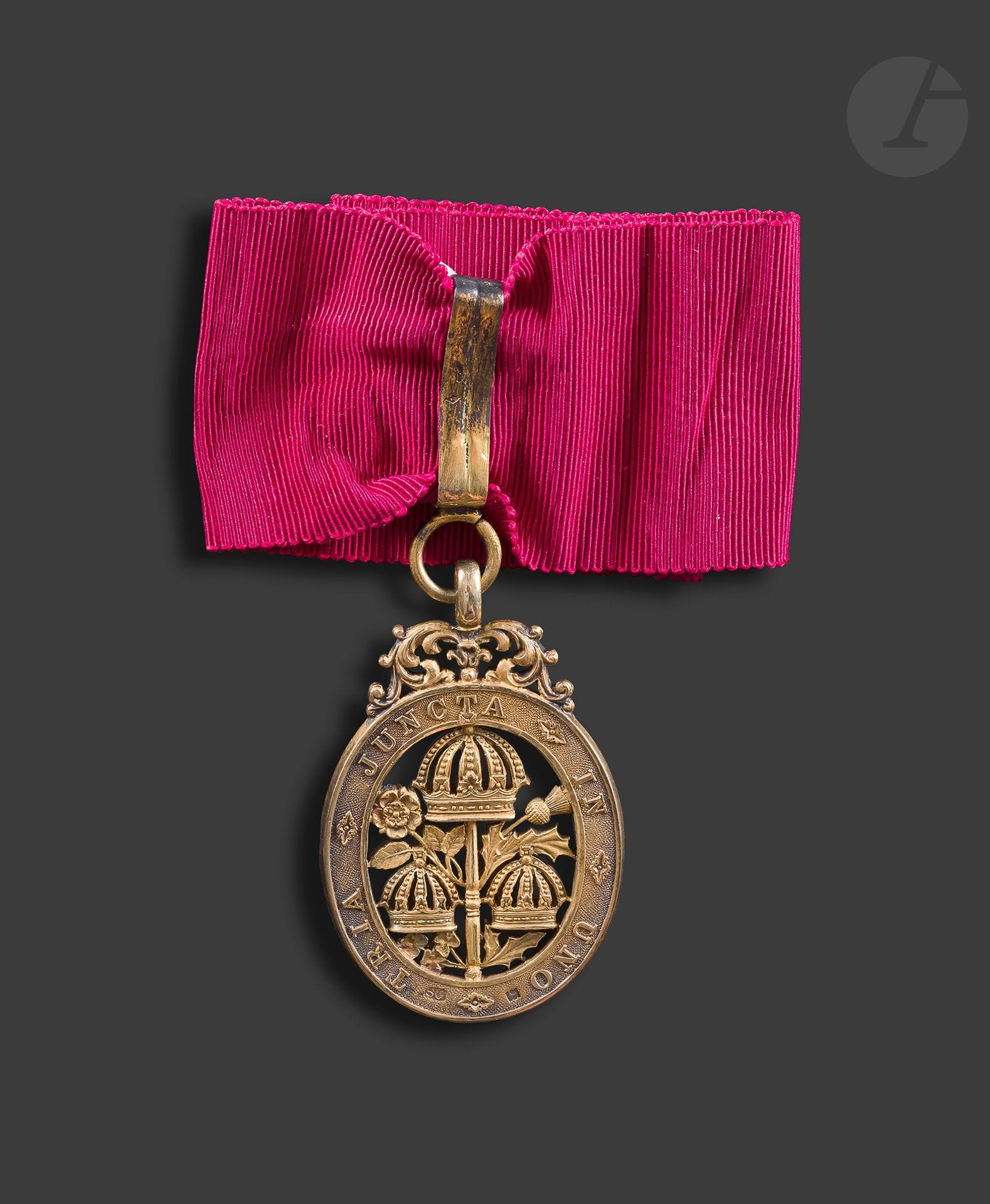 GRANDE-BRETAGNE 
ORDRE DU BAIN 
Insigne de compagnon (« Companion »), à titre civil, en vermeil. Avec cravate de port en sautoir (français, poinçon tête de sanglier et d’orfèvre Arthus Bertrand) et ruban de poitrine d’origine avec attache en vermeil. 
Poinçon de Londres 1912 et d’orfèvre de la Maison Garrard. 
51 x 32 mm - Poids brut : 25 g 
Dans son écrin de la Maison Garrard, marqué sur le couvercle « C.B. CIVIL » et notice d’instructions de port. 
T.T.B à SUP. 
Notre insigne, né pour le port sur la poitrine, a été modifié pour le port au cou (réglementaire pour les compagnons à partir de 1917).