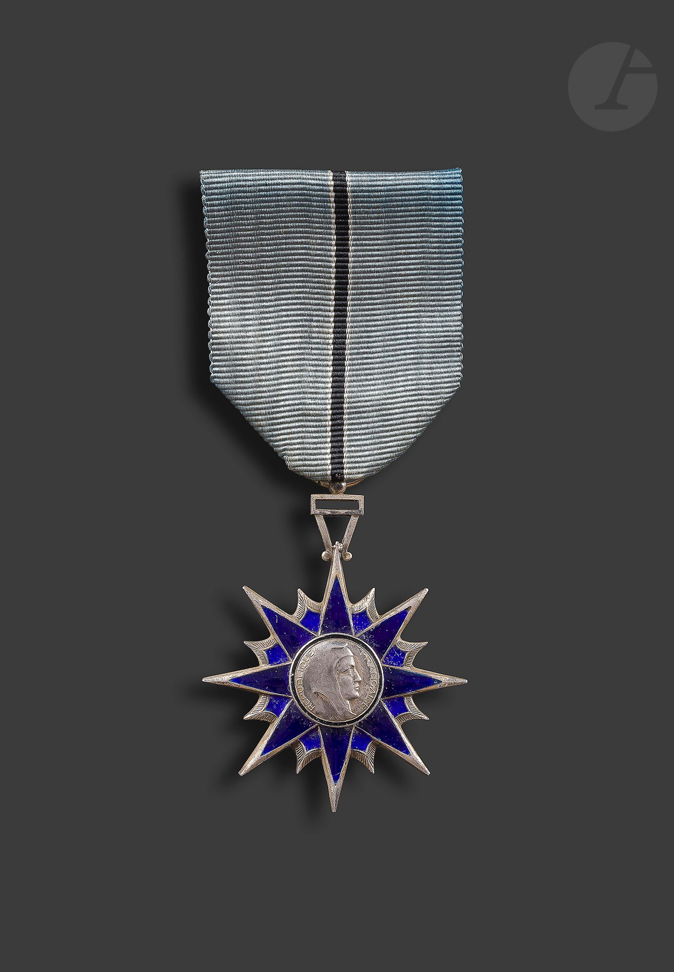 FRANCE 
ORDRE DU MÉRITE CIVIL DU MINISTÈRE DE L’INTÉRIEUR
Étoile de chevalier en argent et émail (petits défauts de cuisson). Ruban (insolé). Poinçon de la Monnaie de Paris. 
47 x 40 mm - Poids brut : 18 g 
T.T.B.
