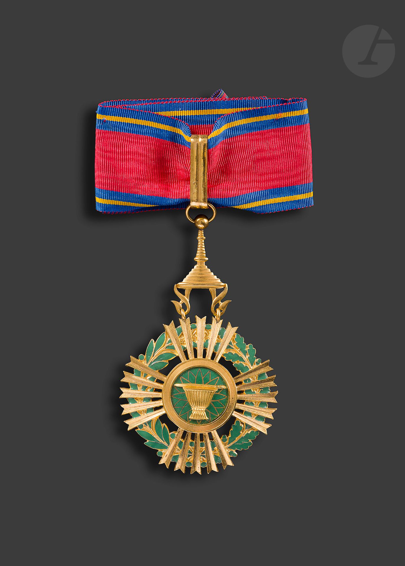 CAMBODGE 
ORDRE ROYAL DE SAHAMETREI
Insigne de commandeur, en bronze doré et émail. 
92 x 54 mm. Longue cravate. 
Dans son écrin. 
T.T.B. à SUP.