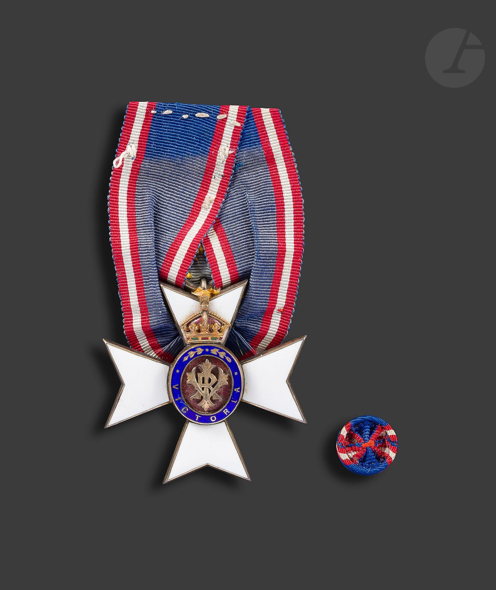 GRANDE-BRETAGNE 
ORDRE ROYAL DE VICTORIA
Croix de Member de 4e classe honoraire (MVO) en vermeil et émail (petit éclat à la légende). Revers en vermeil uni, matriculé « 668 ». Ruban noué à l’allemande. 
47 mm - Poids brut : 19 g
Avec sa rosette de boutonnière, dans son écrin de la Maison Collingwood marqué à l’or « M.V.O 4th C. HON » et matriculé au même numéro que la médaille. 
T.T.B.