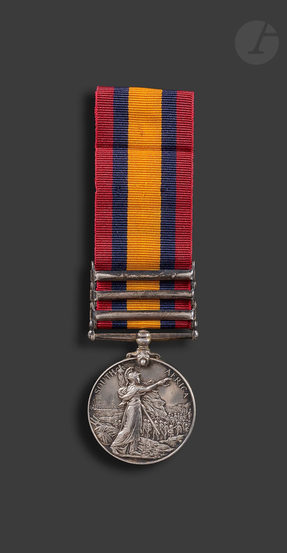 GRANDE-BRETAGNE 
SOUTH AFRICA Medal (1900). 
En argent. Ruban à 3 agrafes « SOUTH AFRICA 1902 » « TRANSVAAL », « CAPE COLONY ». 
Attribué sur la tranche : 15866 Pte G.WINFIELD A.S.C. »
Poids brut : 48 g 
SUP.
