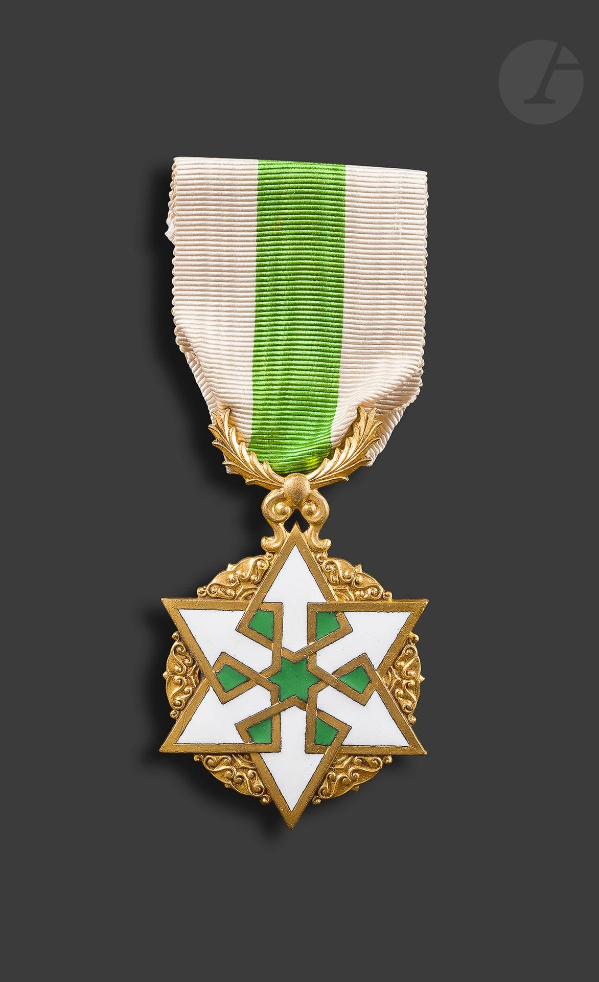 SYRIE 
ORDRE DU MÉRITE SYRIEN
Étoile de 1re classe « Or ». Croix à six flèches (Mandat français). 
En bronze doré. Poinçon d’orfèvre Arthus Bertrand. 
Ruban. 
64 x 43 mm
T.T.B.