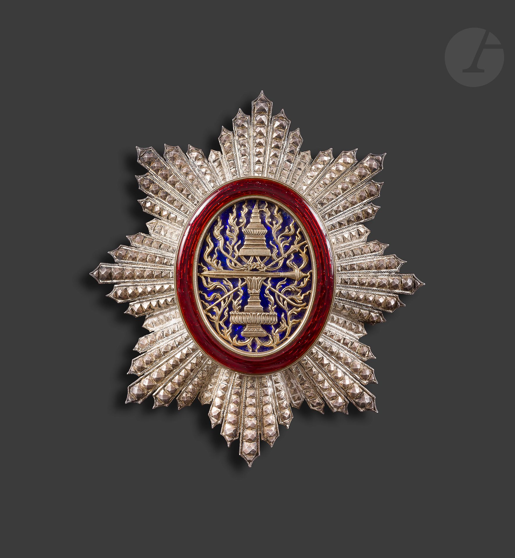 CAMBODGE 
ORDRE ROYAL DU CAMBODGE 
Plaque de grand-croix en argent, vermeil et émail. Revers à attache basculante et deux crochets, avec poinçon. 
86 mm - Poids brut : 79 g
T.T.B à SUP.