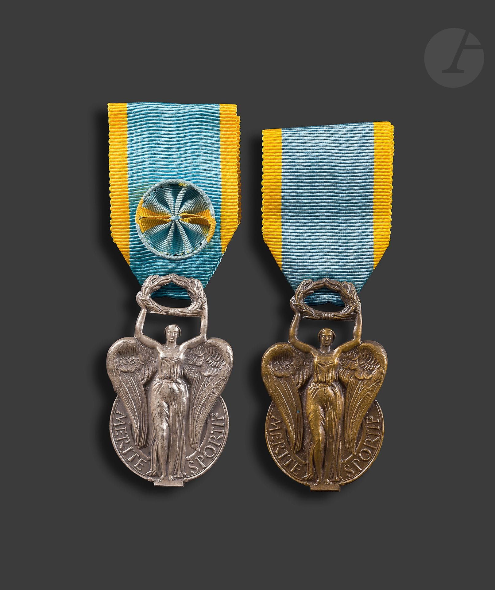 FRANCE 
ORDRE DU MÉRITE SPORTIF 
Deux décorations : 
- insigne d’officier en argent. Ruban à rosette. Poinçon tête de sanglier et de la Monnaie de Paris.
50 x 30 mm - Poids brut : 28 g
- insigne de chevalier en bronze. Ruban. Poinçon de la Monnaie de Paris.
50 x 30 mm
SUP.