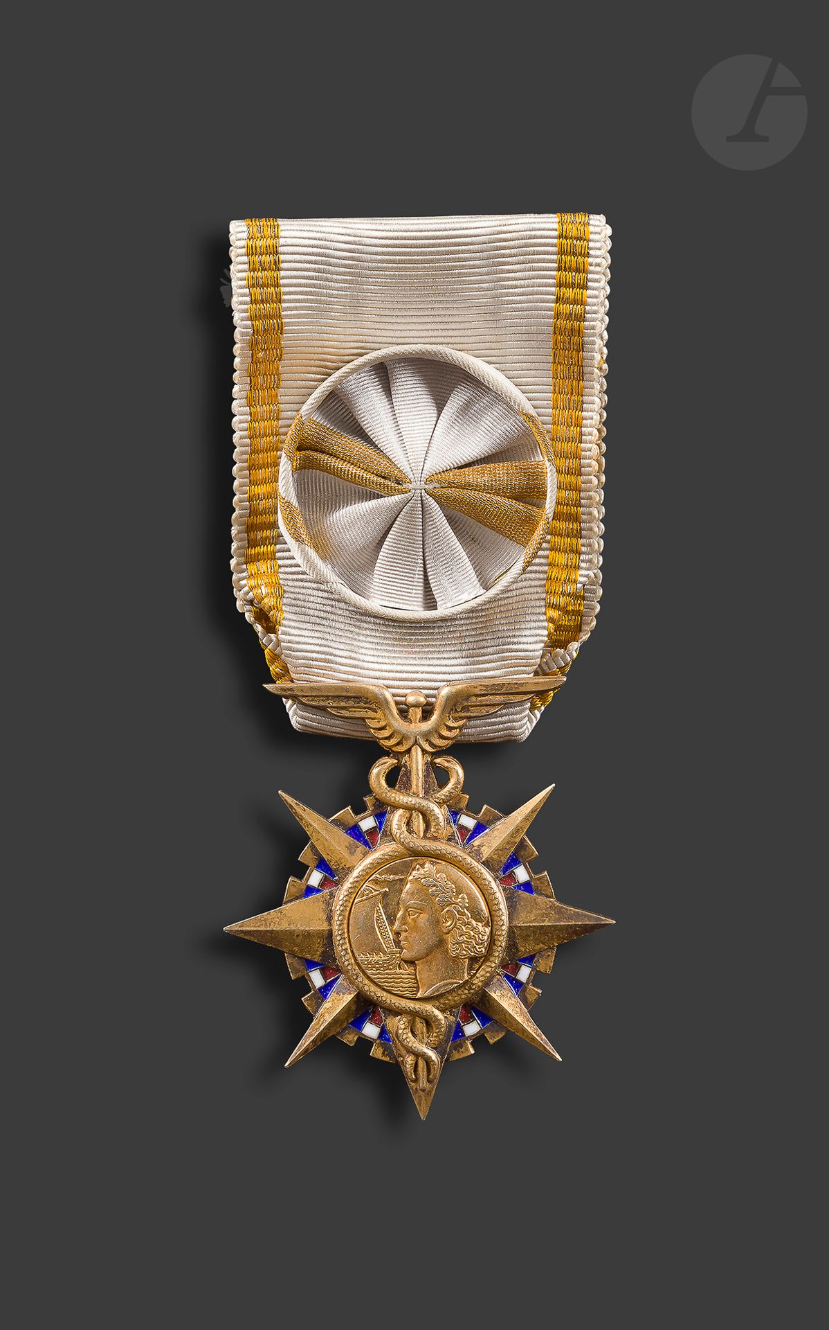 FRANCE
ORDRE DU MÉRITE COMMERCIAL
Étoile d’officier du 2e type (après 1961). 
En vermeil et émail. Ruban à rosette galons brodés dorés. Poinçon tête de sanglier et d’orfèvre Arthus Bertrand. 
46 x 40 mm - Poids brut : 24 g
T.T.B. à SUP.