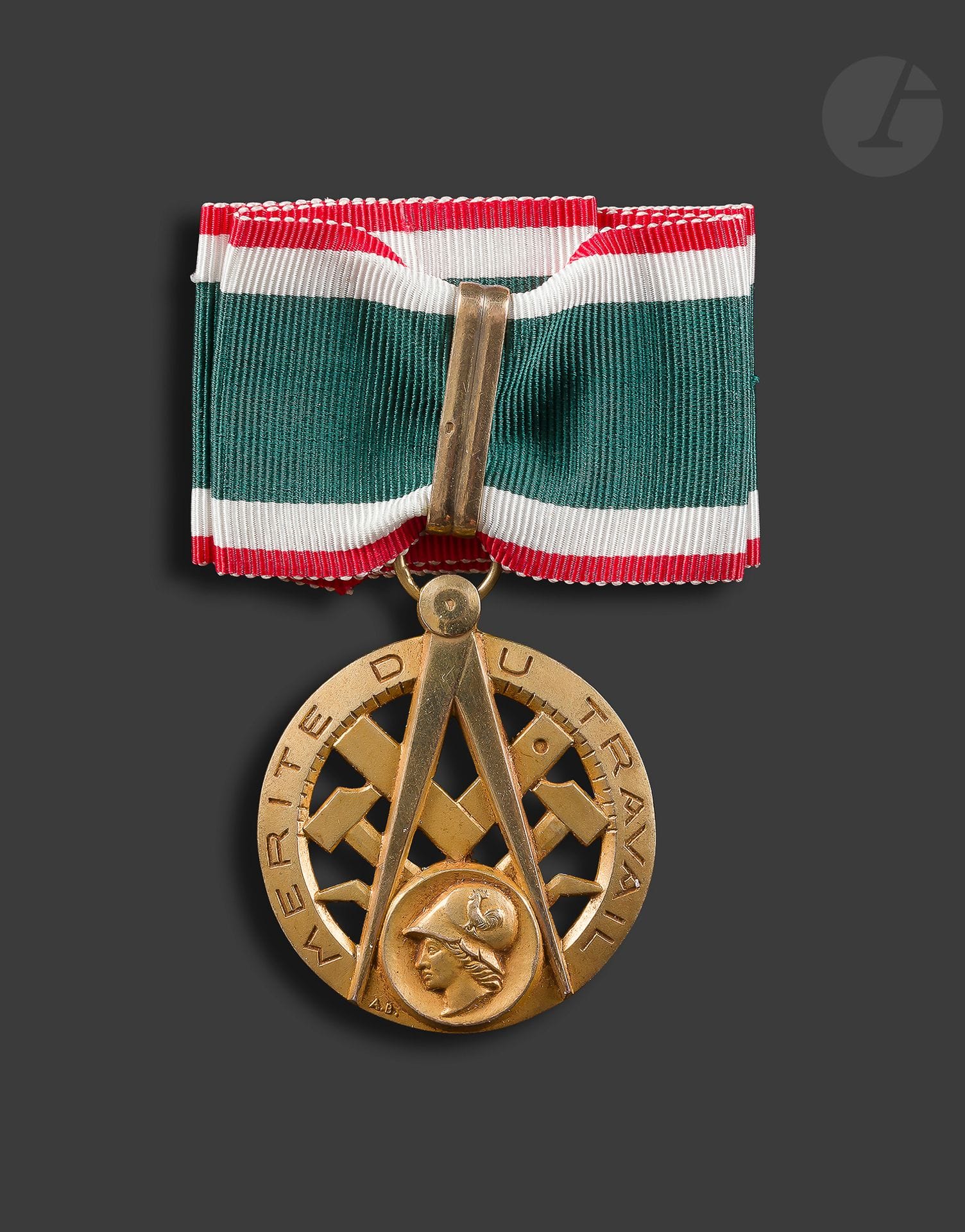 FRANCE 
ORDRE DU MÉRITE DU TRAVAIL 
Insigne de commandeur en vermeil et émail. Poinçon tête de sanglier et d’orfèvre Arthus Bertrand. 
Cravate (manque les attaches). 
46 x 40 mm - Poids brut : 41 g
SUP.
Provenance : Ancienne collection Souyris Rolland.