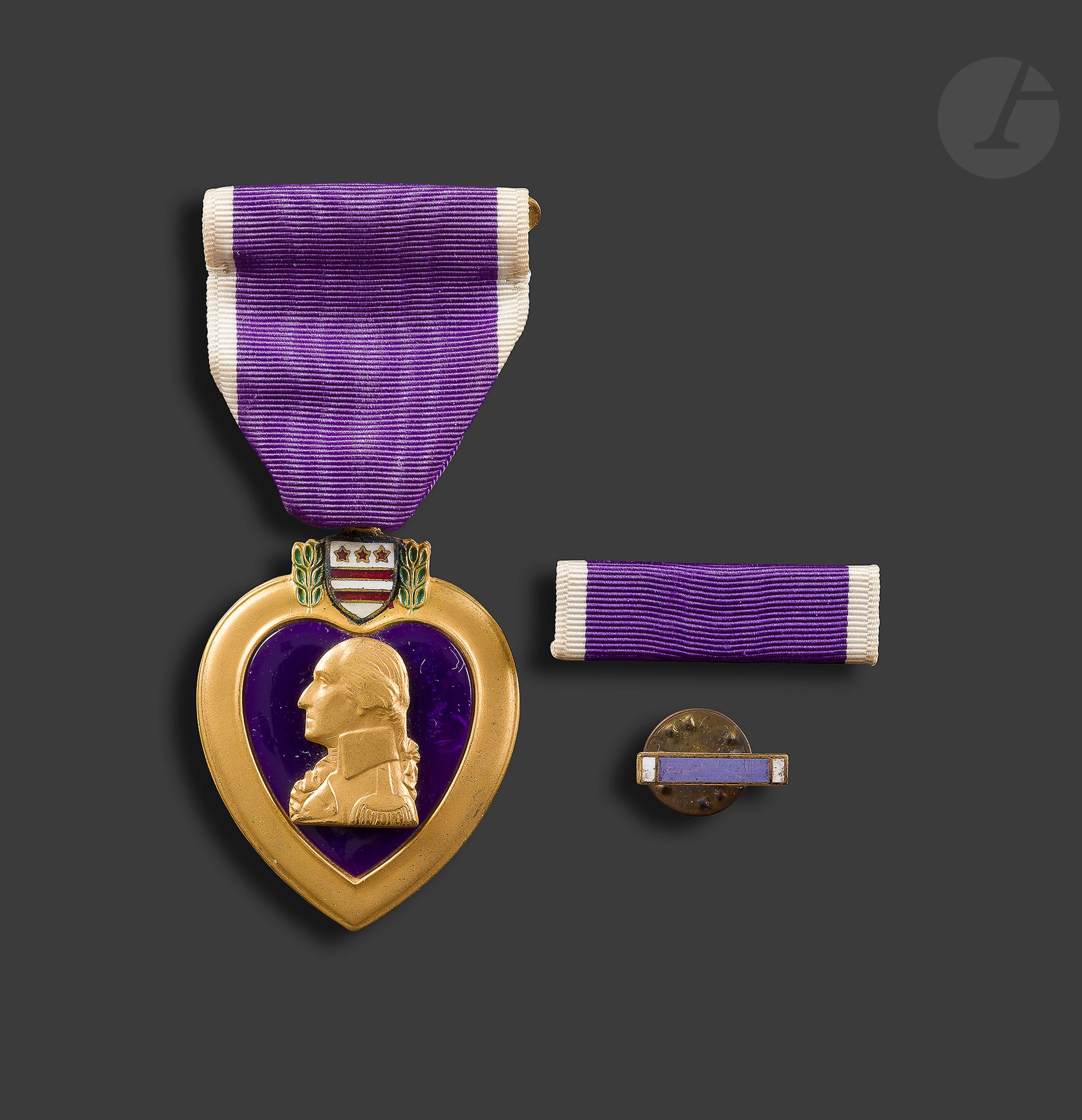 U.S.A.
PURPLE HEART
Décoration du Caporal Edward R. URBAN Jr, en bronze doré et émail. Ruban à épingle d’attache. 
Attribuée au revers « EDWARD R.URBAN CPL OCT 8. 1951 ».
43 x 35 mm
Dans son écrin marqué « PURPLE HEART » avec rappel et insigne de boutonnière émaillé. 
T.T.B. à SUP.

 Le caporal URBAN et bien référencé comme étant titulaire de la médaille. Il est né à Fair Oaks, Texas. Il a été probablement blessé en Corée.