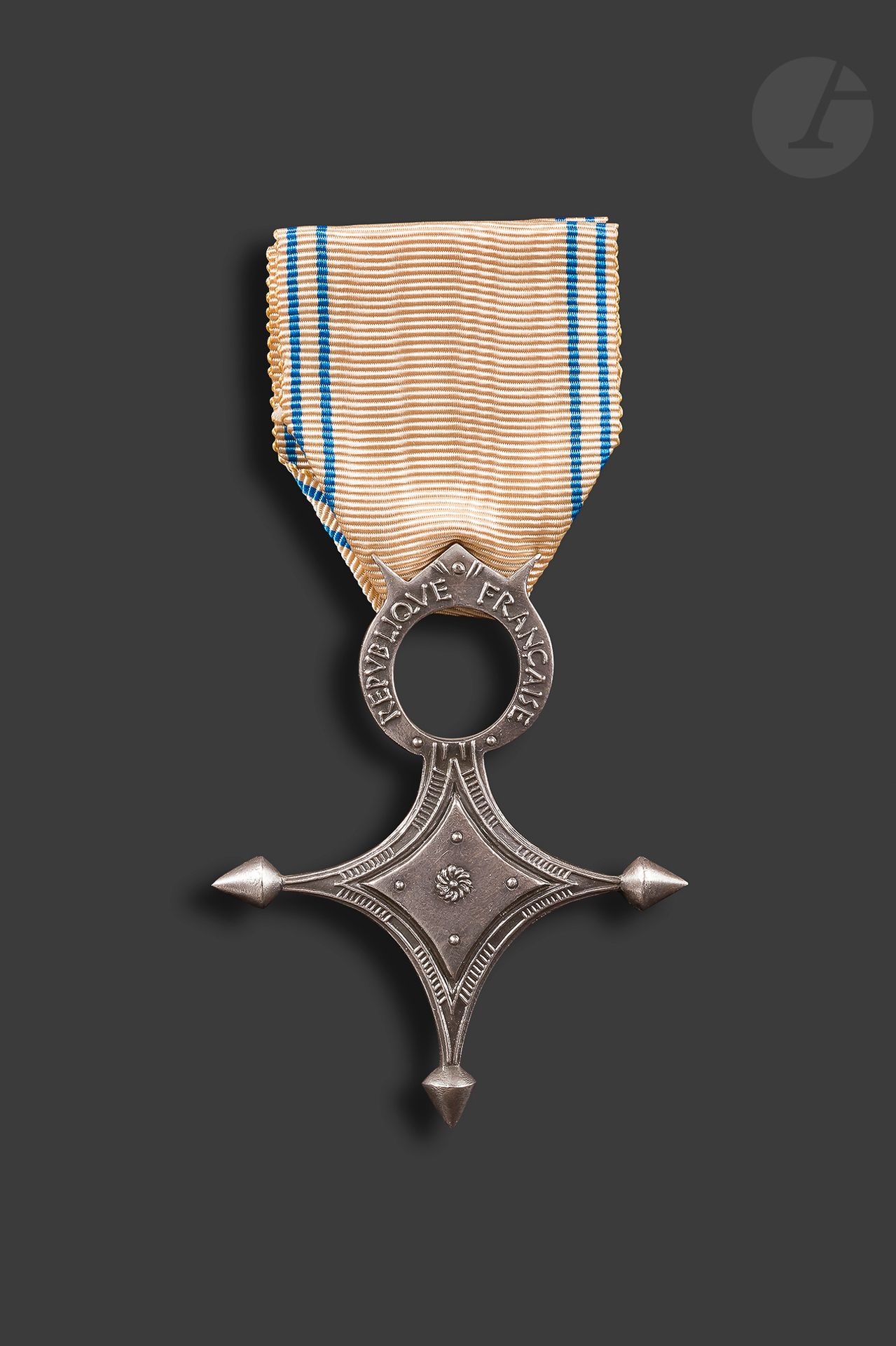 FRANCE
ORDRE DU MÉRITE SAHARIEN 
Croix de chevalier en argent. Ruban. Poinçon de la Monnaie de Paris. 
64 x 51 mm - Poids net : 20 g
SUP.