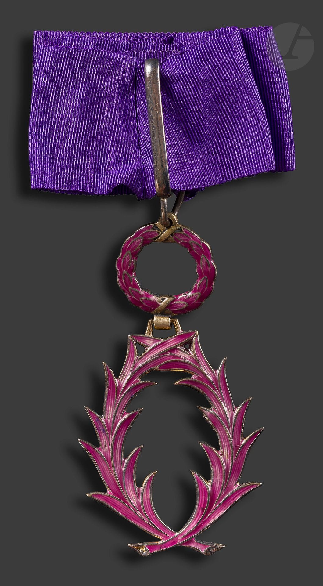 FRANCE 
ORDER OF ACADEMIC PALMS 
Commander in vermeil and enamel. Crab stamp of the Monnaie de Paris. 
Tie.
(chips).
95 x 45 mm - Gross weight : 50 gT.B. to T.T.
B.
In its case of

the Mint.




