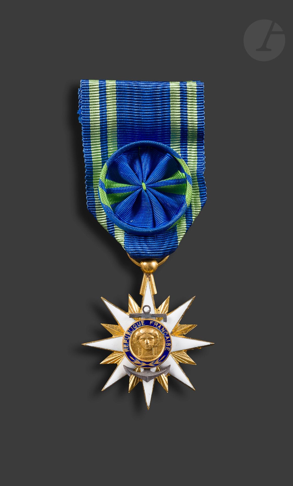 FRANCE 
ORDRE DU MÉRITE MARITIME 
Étoile d’officier en bronze doré et émail. Ruban à rosette. Poinçon d’orfèvre rectangulaire (Bacqueville ou Arthus Bertrand).
46 x 41 mm
SUP.