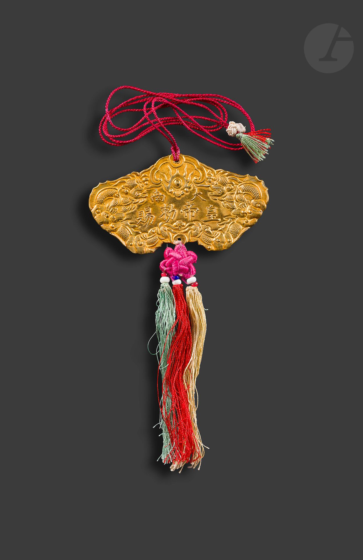 ANNAM 
Kim Kanh de 1re classe du règne de DUY TAN (1907-1916).
En or estampé avec ses pampilles en soie. 
75 x 39 mm - Poids brut : 14 g
SUP.